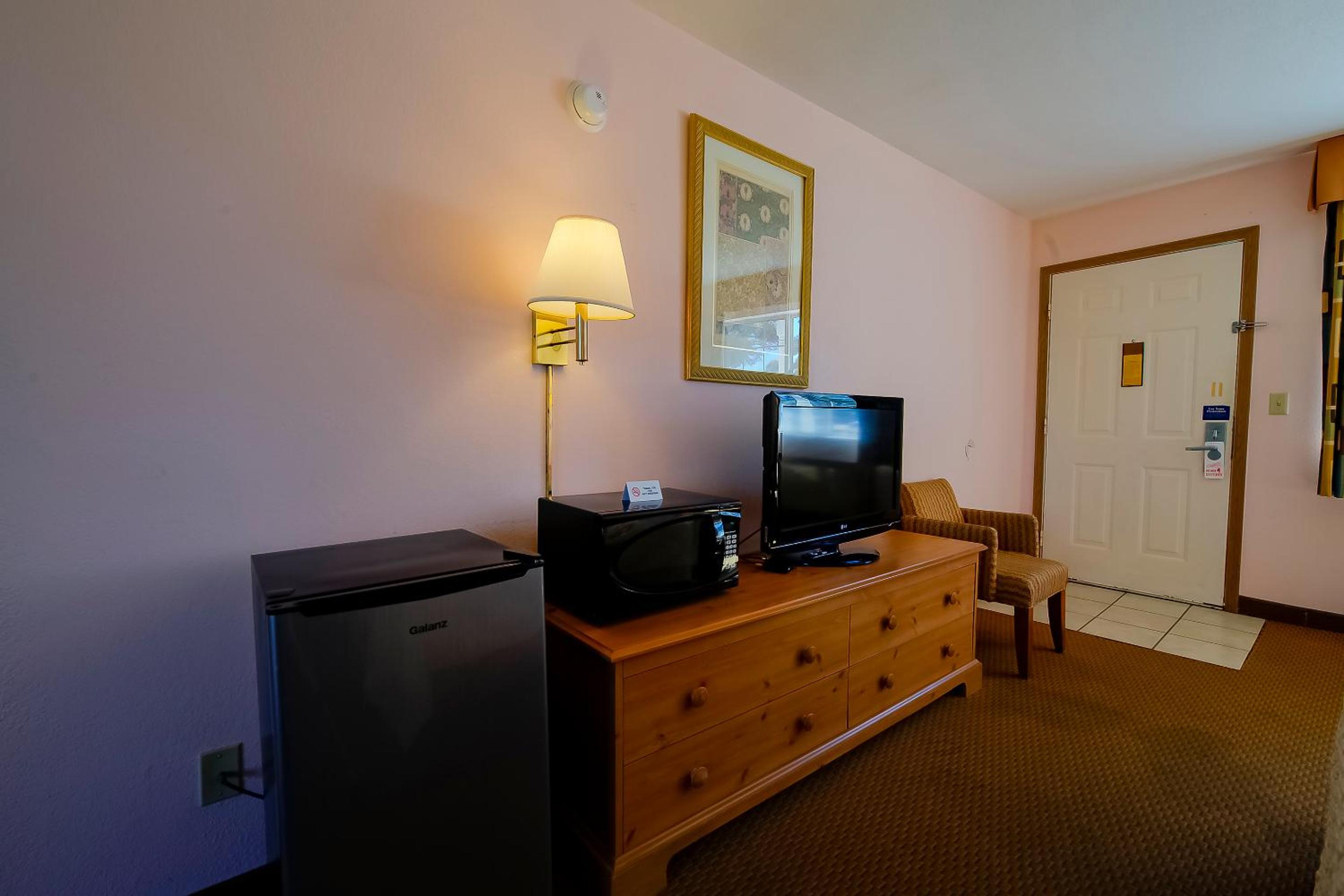 Premium King Room with Jetted Tub - Photo 7