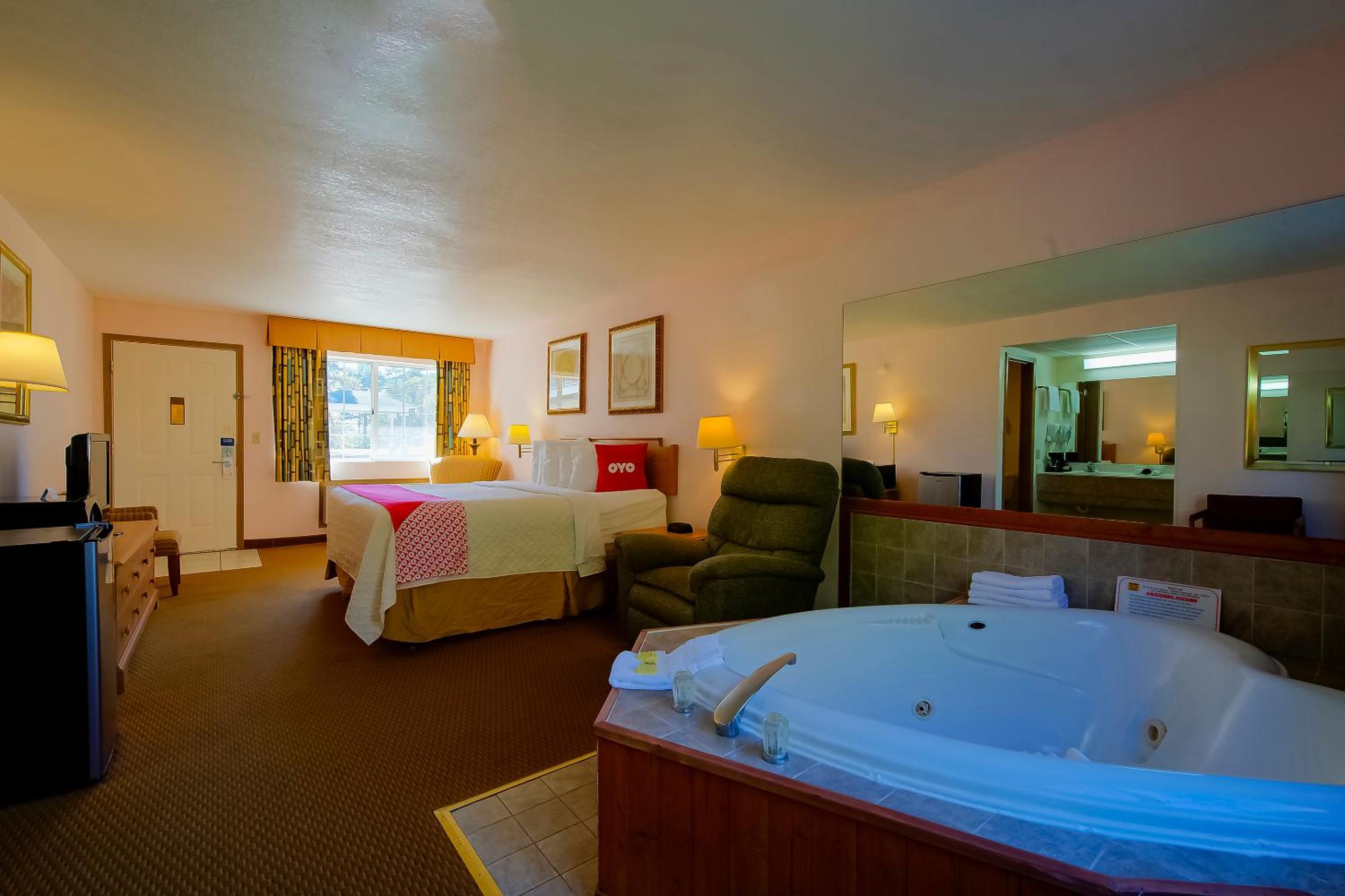 Premium King Room with Jetted Tub - Photo 10