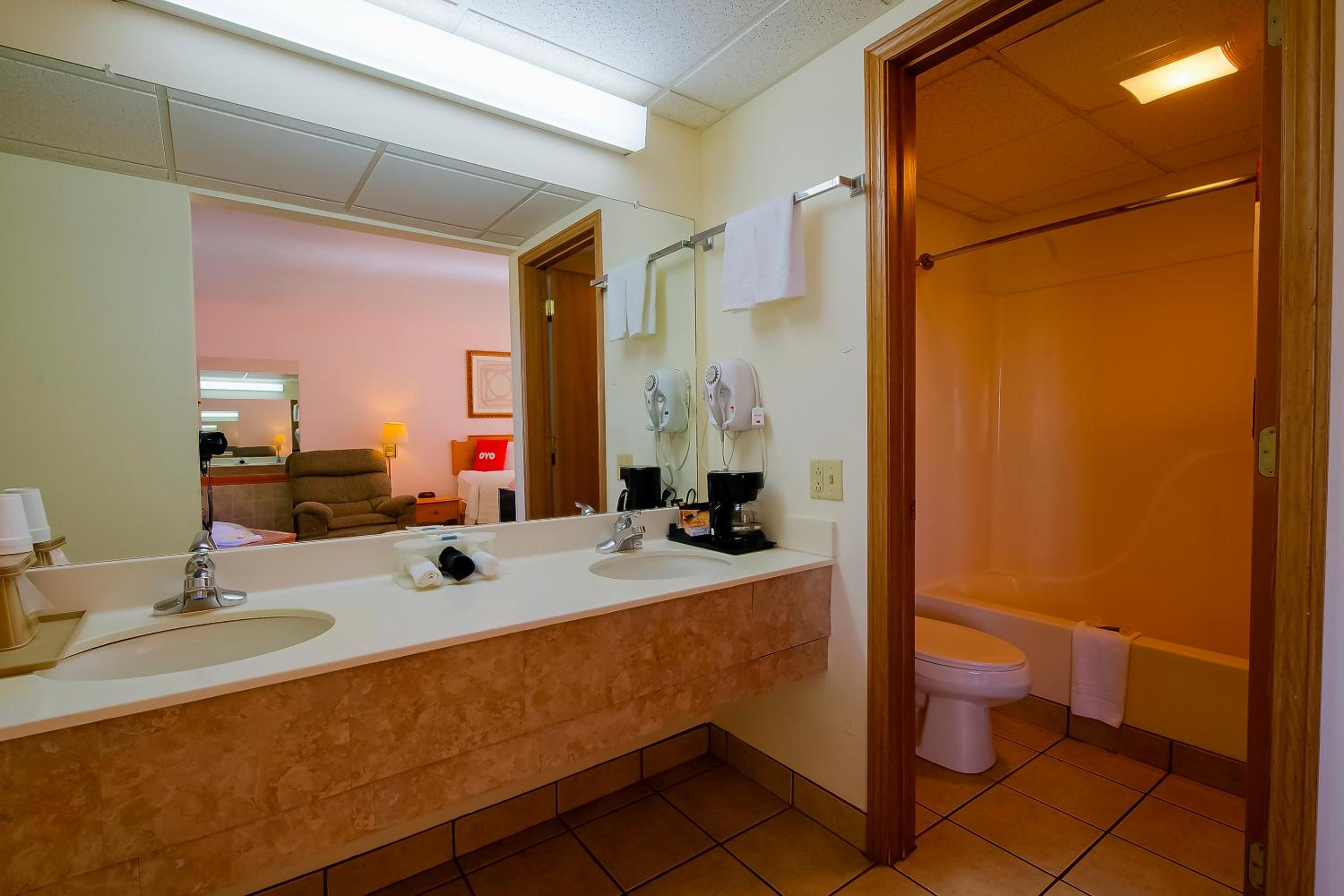 Premium King Room with Jetted Tub - Photo 12