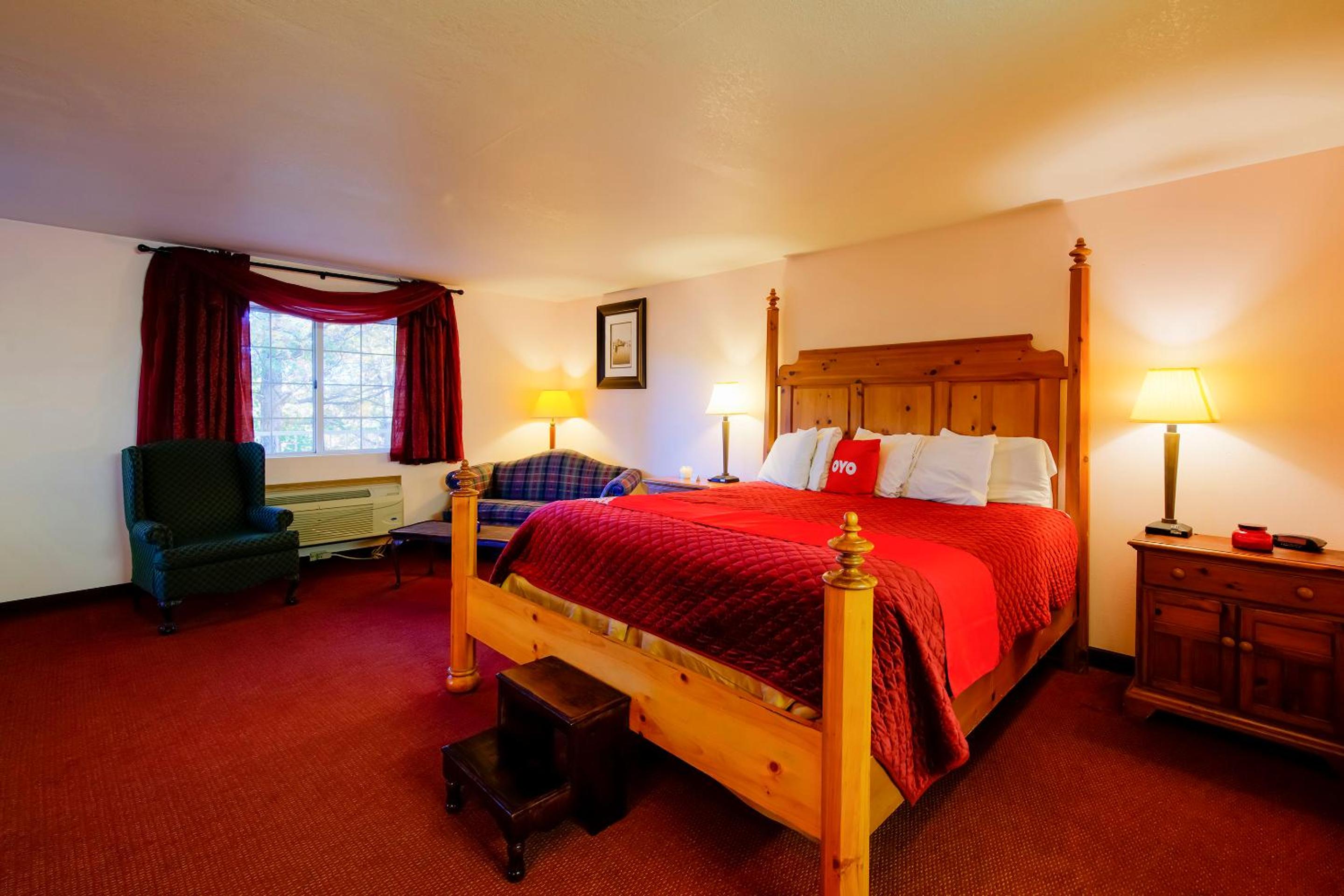 Honeymoon Suite with Heart-Shaped Jetted Tub - Photo 1