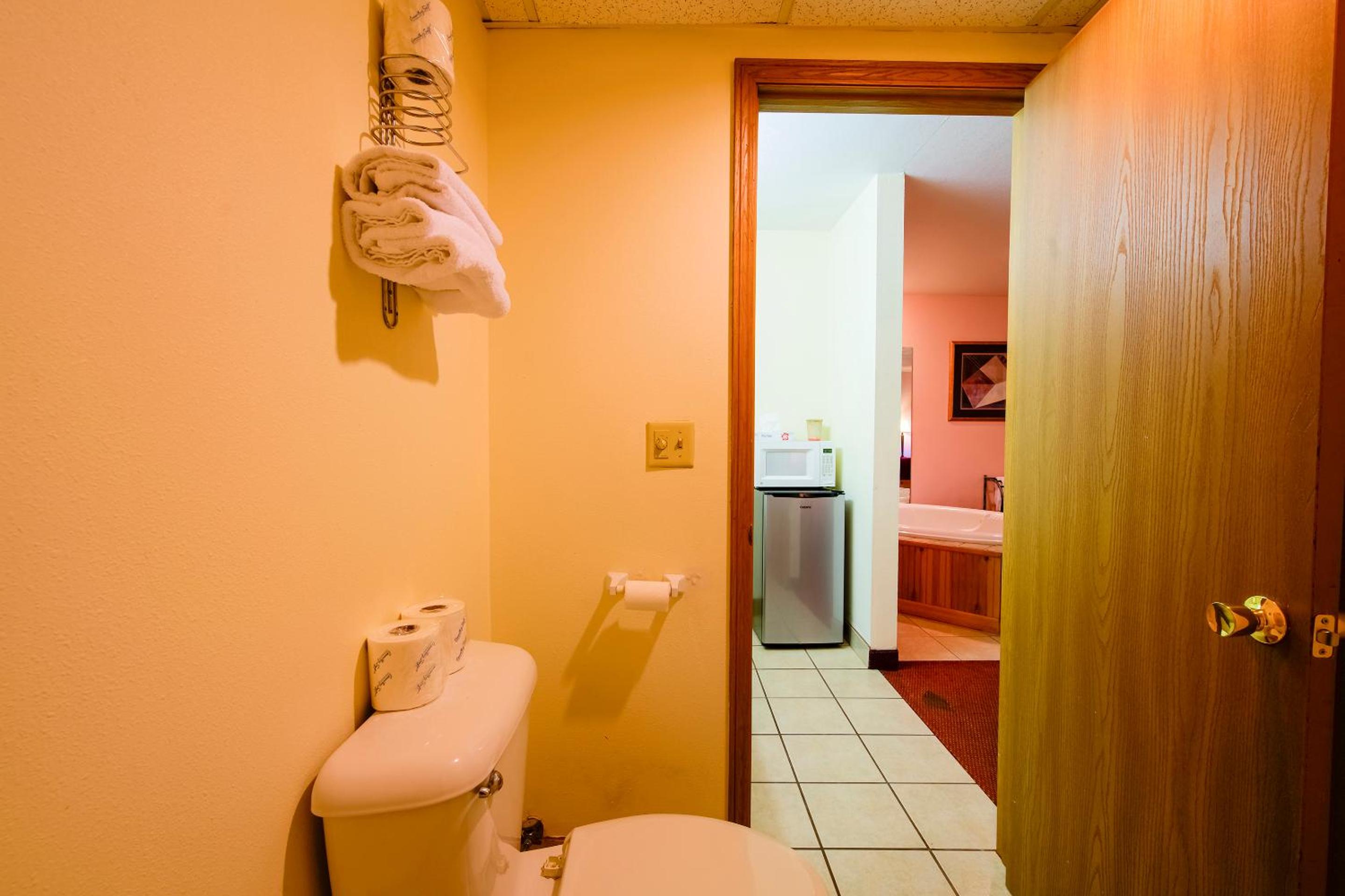 Honeymoon Suite with Heart-Shaped Jetted Tub - Photo 7