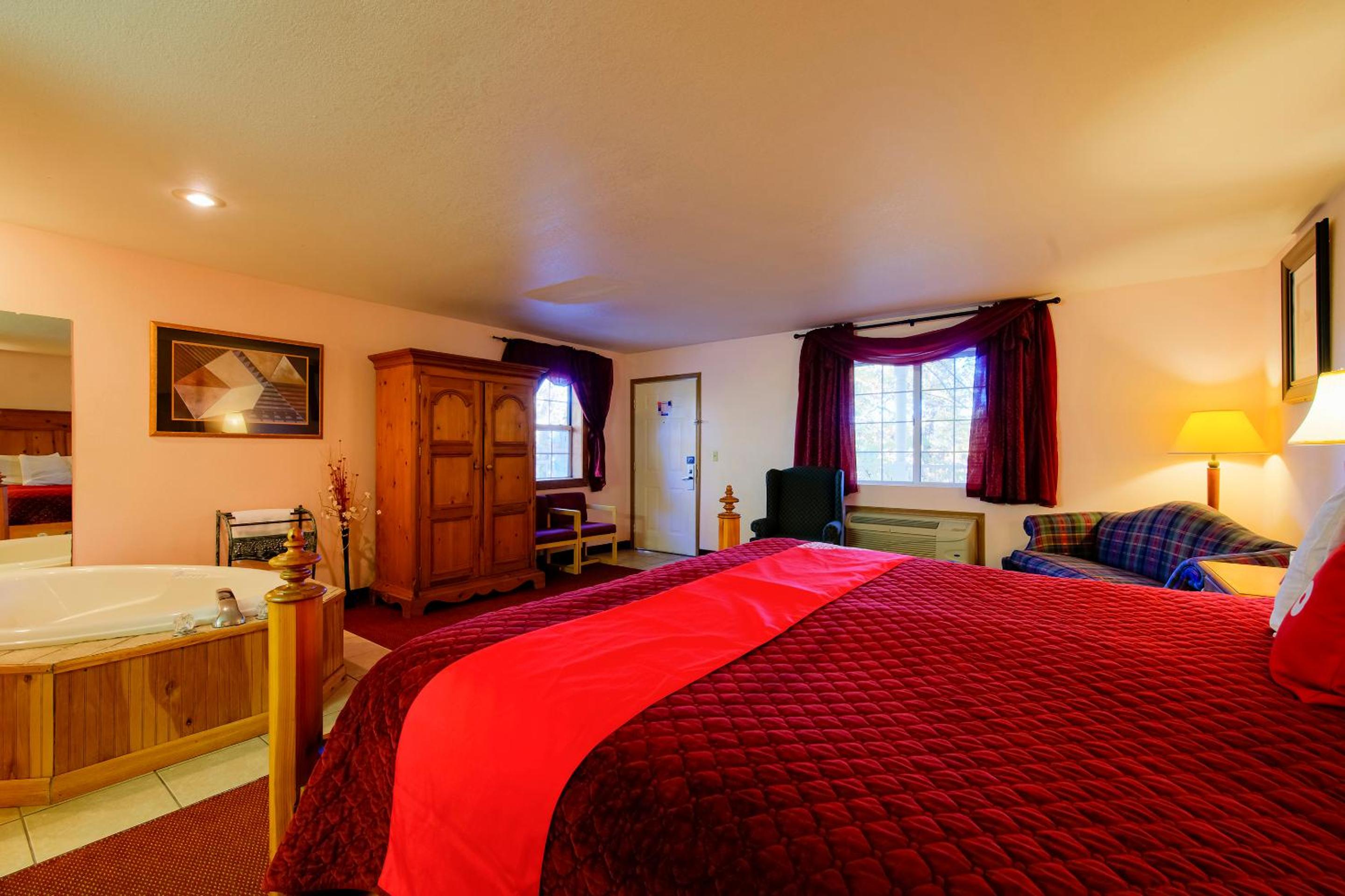 Honeymoon Suite with Heart-Shaped Jetted Tub - Photo 11