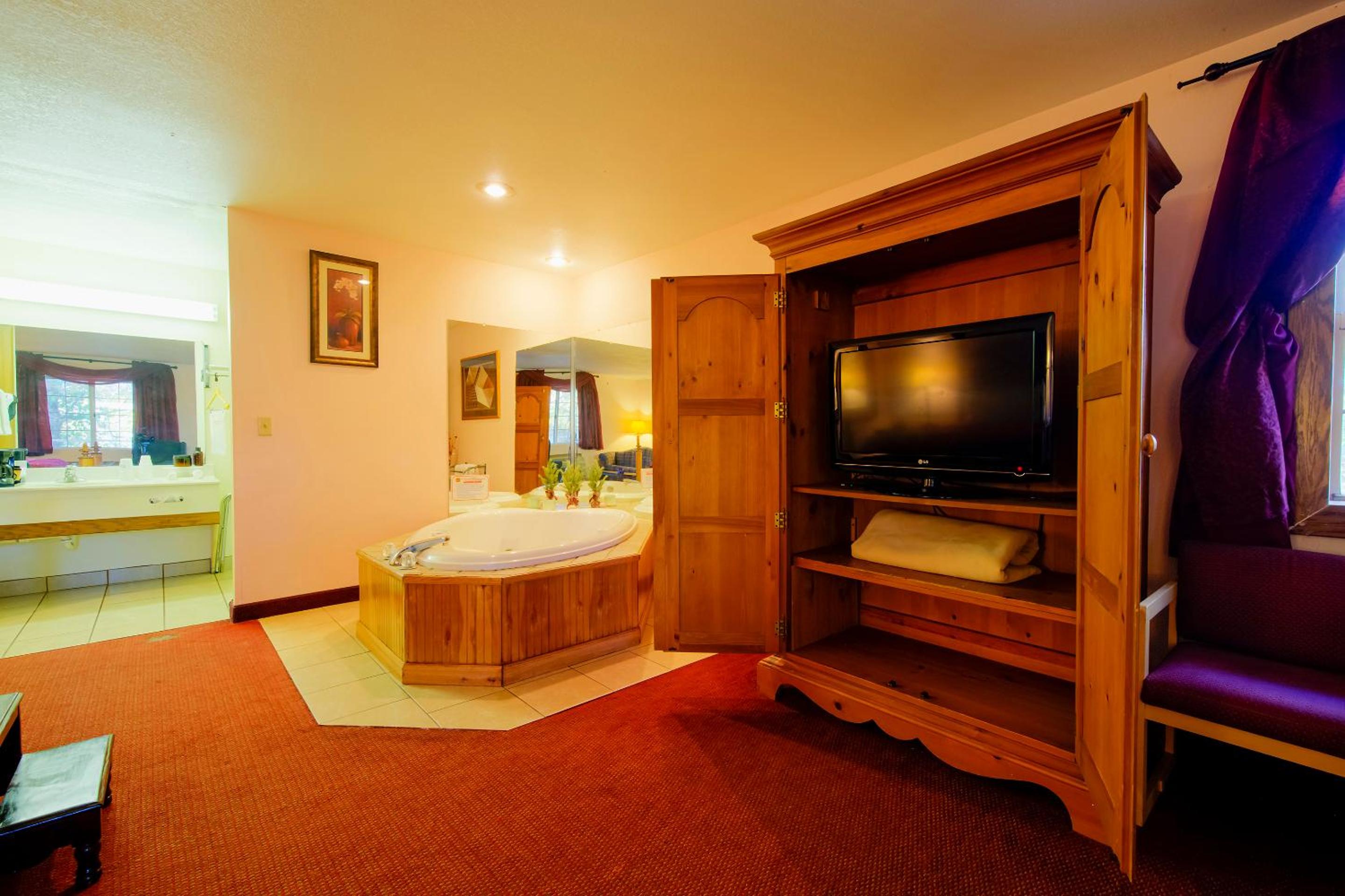 Honeymoon Suite with Heart-Shaped Jetted Tub - Photo 3