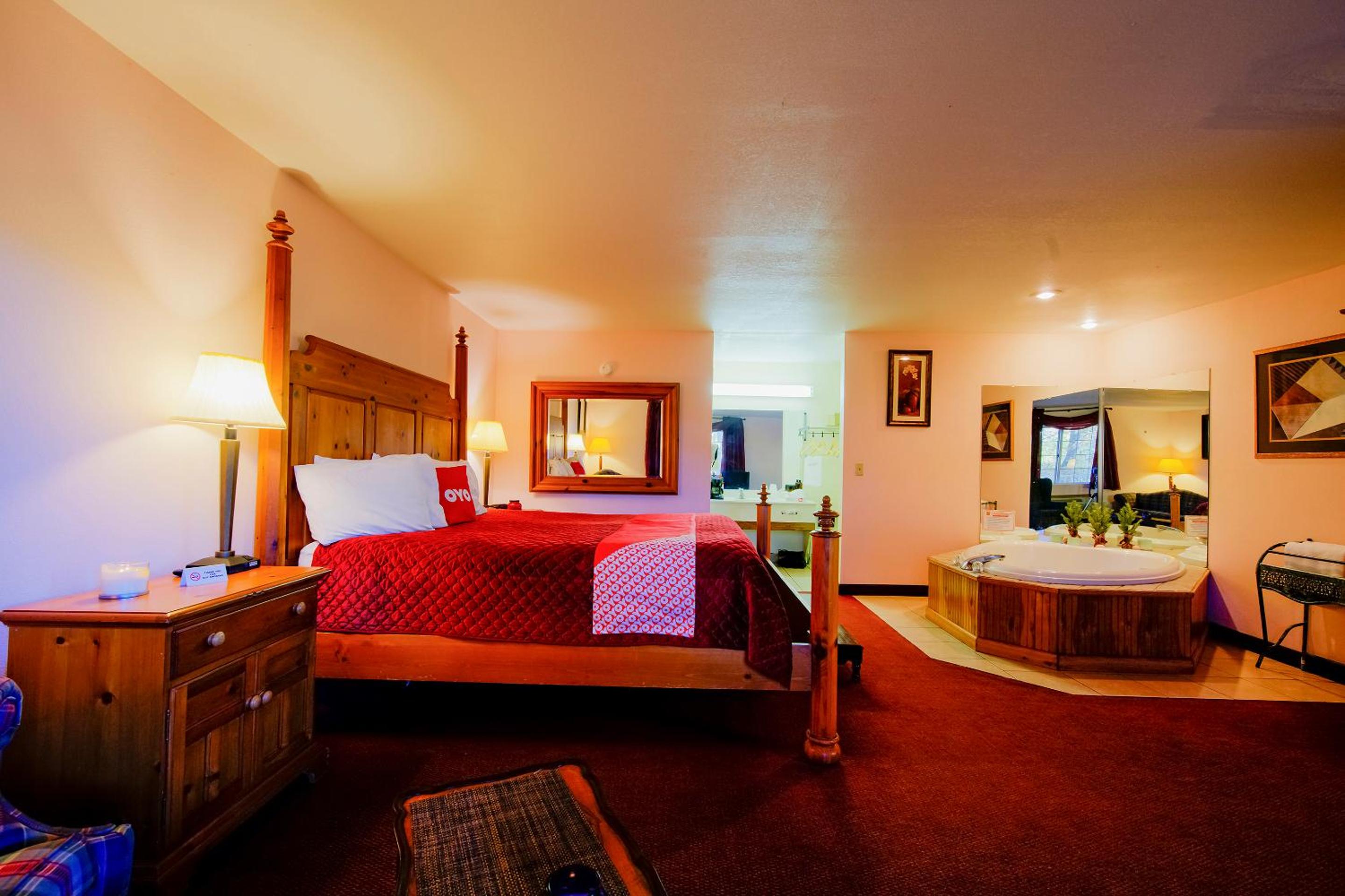 Honeymoon Suite with Heart-Shaped Jetted Tub - Photo 13