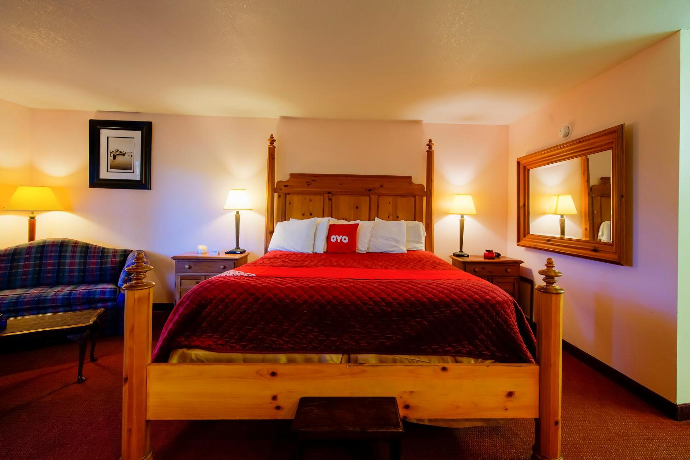 Honeymoon Suite with Heart-Shaped Jetted Tub - Photo 10