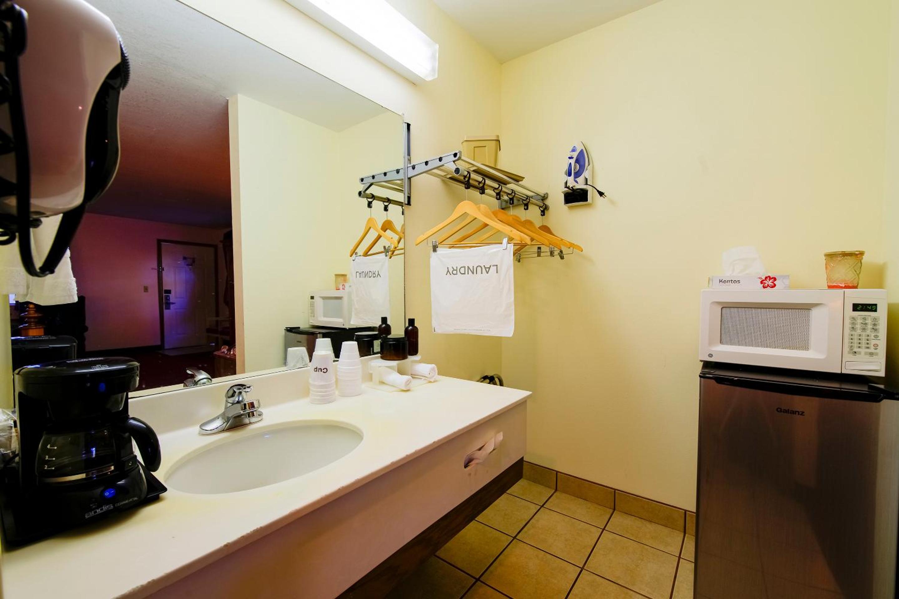 Honeymoon Suite with Heart-Shaped Jetted Tub - Photo 8