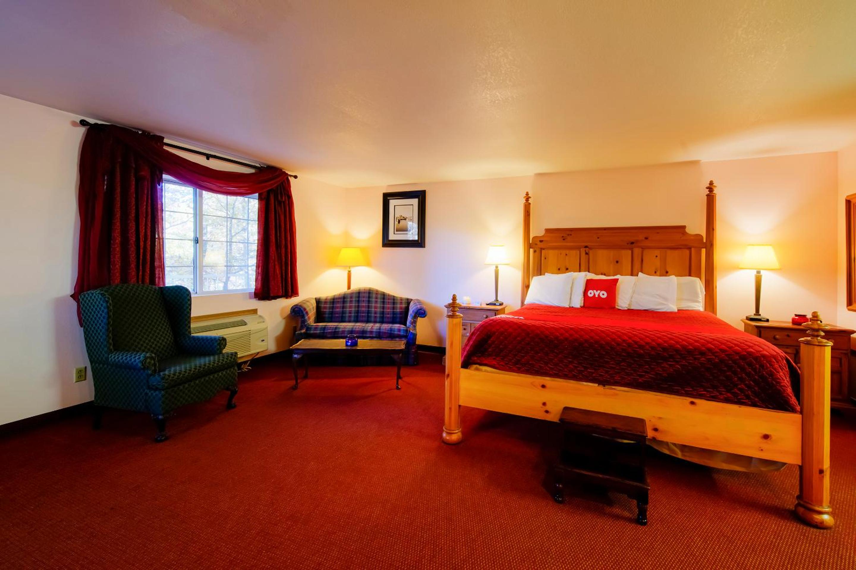 Honeymoon Suite with Heart-Shaped Jetted Tub - Photo 2