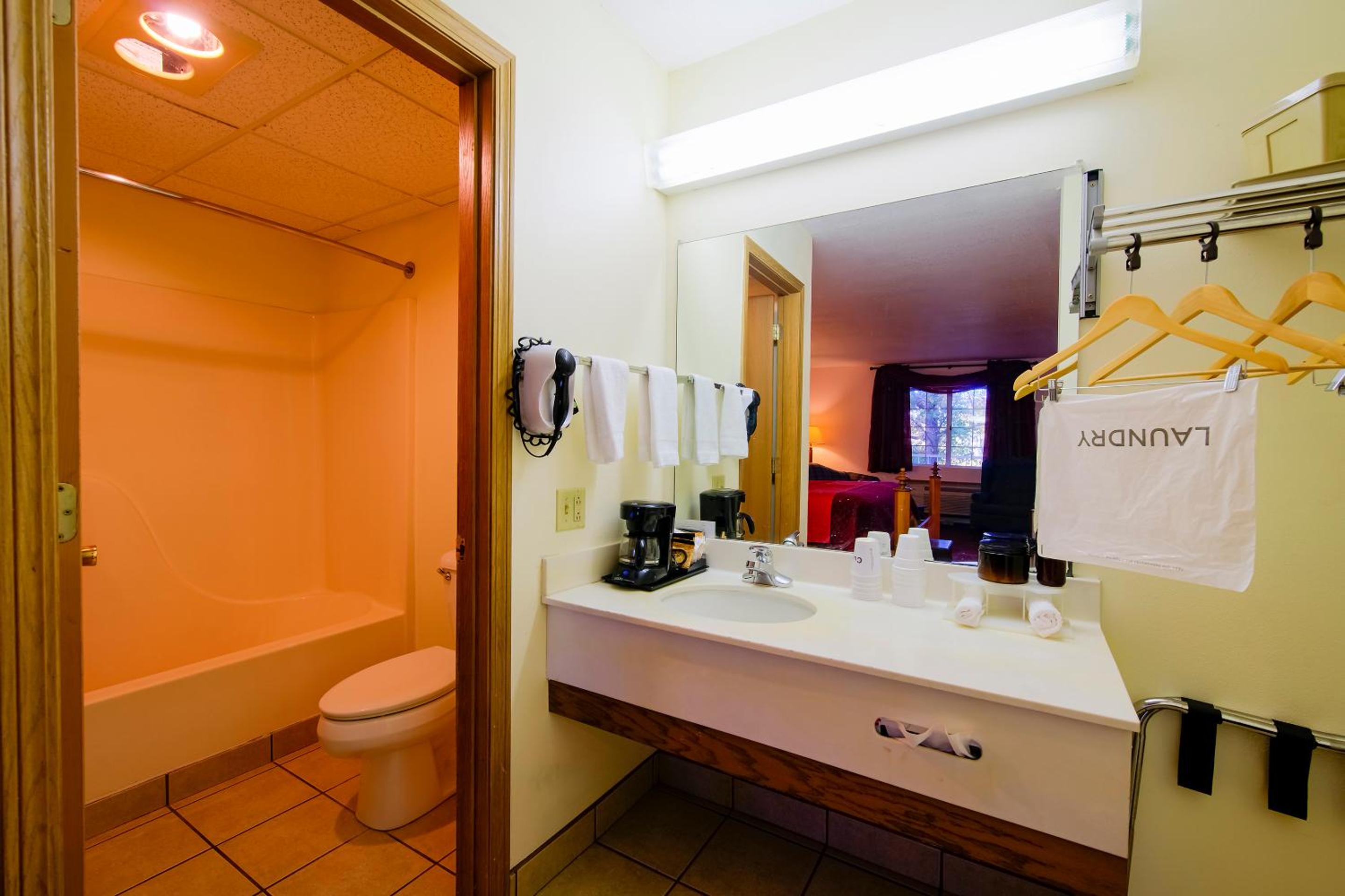 Honeymoon Suite with Heart-Shaped Jetted Tub - Photo 9
