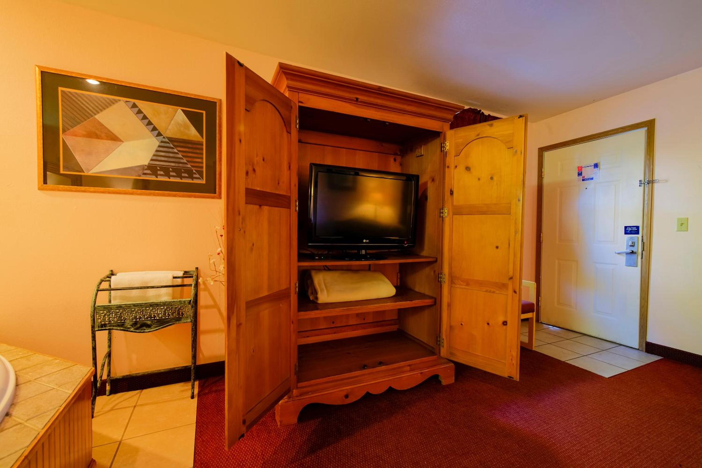 Honeymoon Suite with Heart-Shaped Jetted Tub - Photo 4