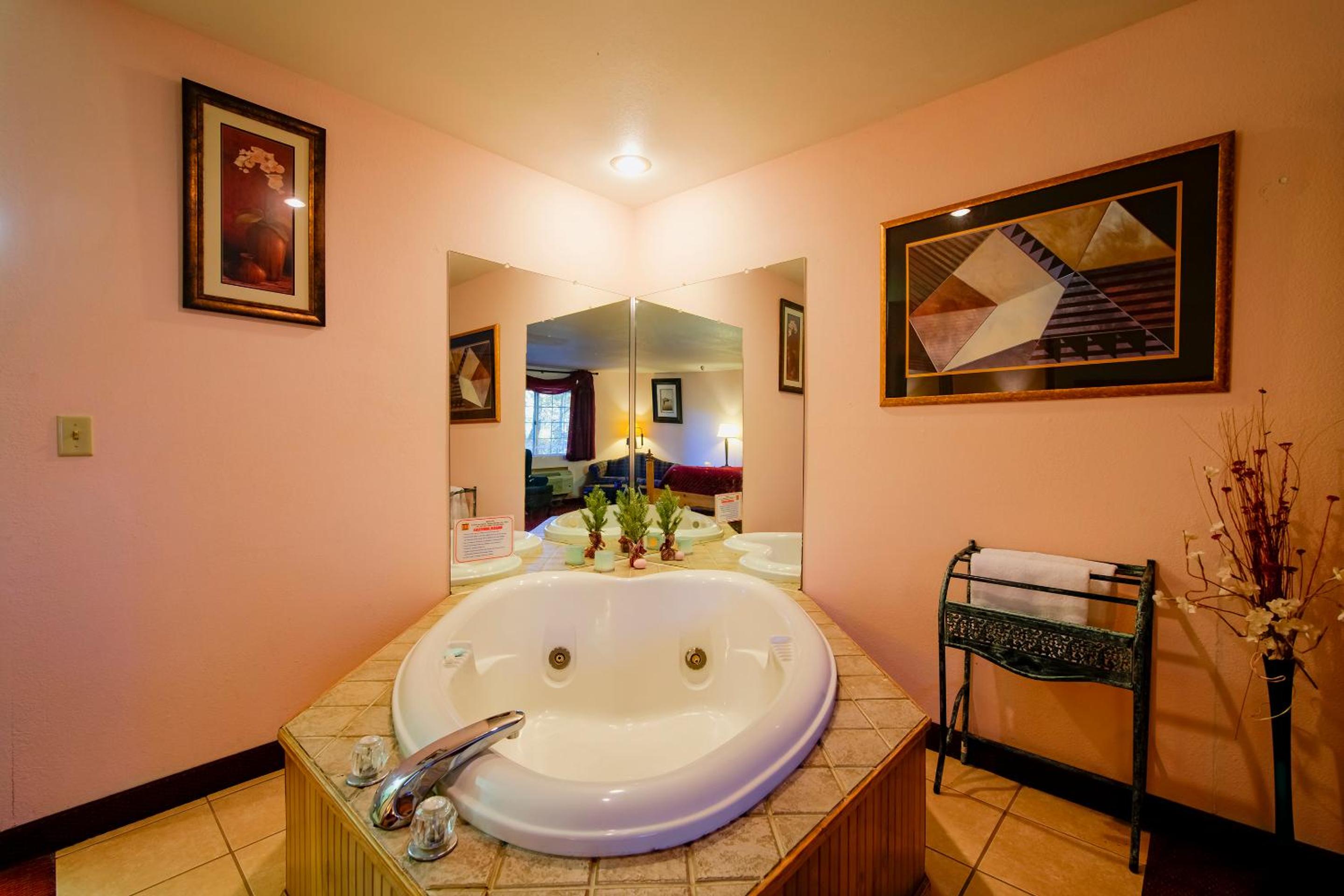 Honeymoon Suite with Heart-Shaped Jetted Tub - Photo 5