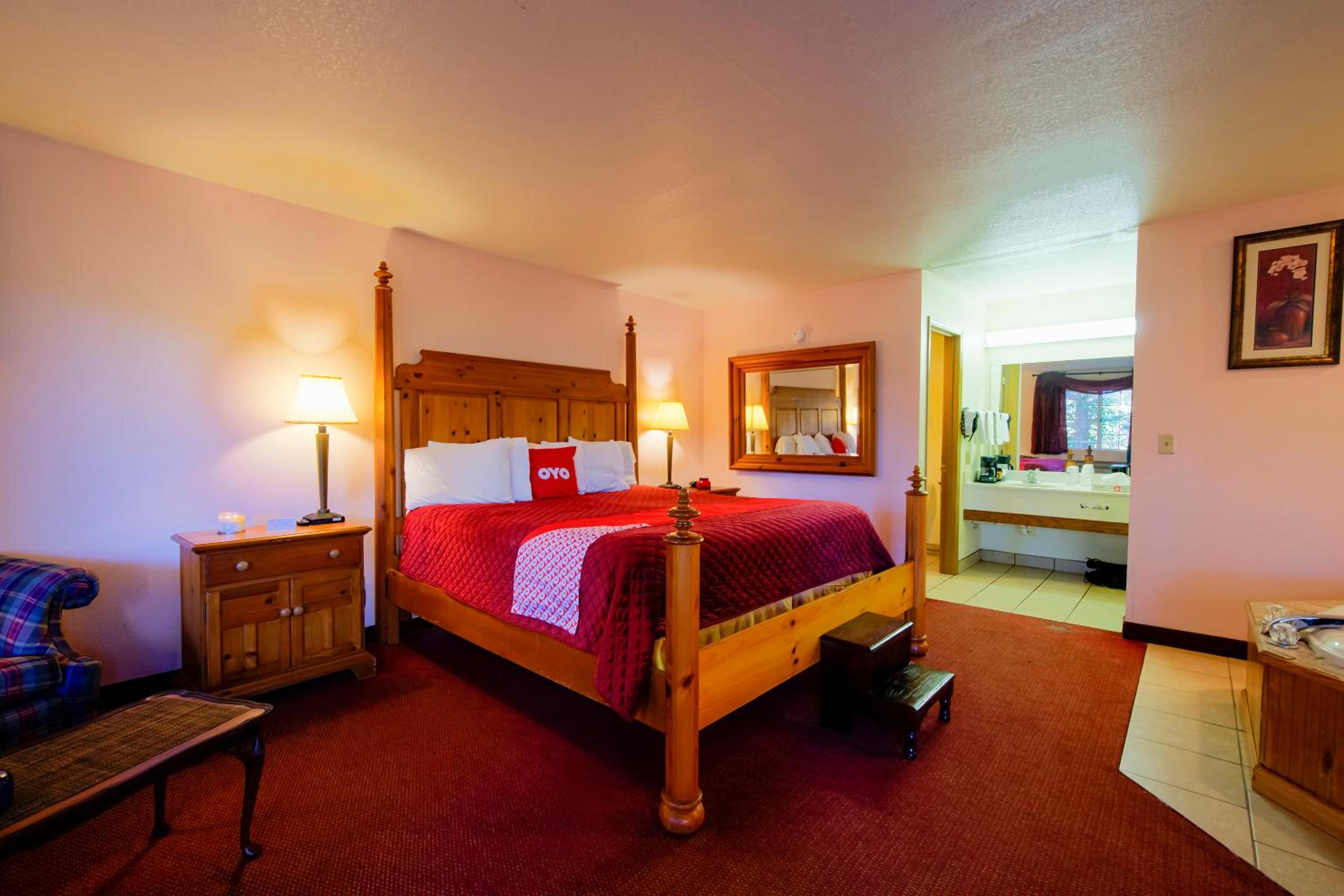 Honeymoon Suite with Heart-Shaped Jetted Tub - Photo 12