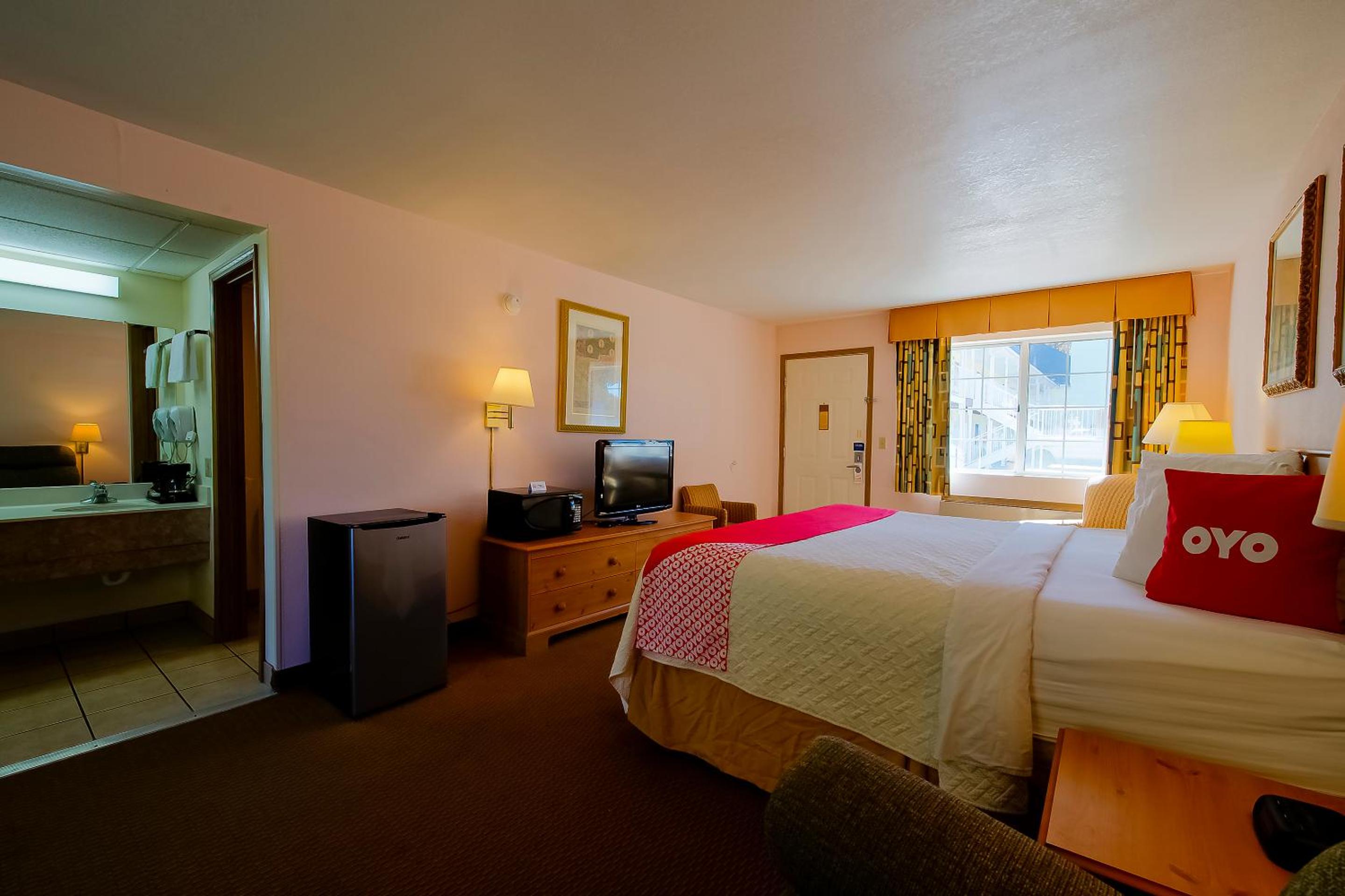 Romantic Suite with Jetted Tub - Photo 10
