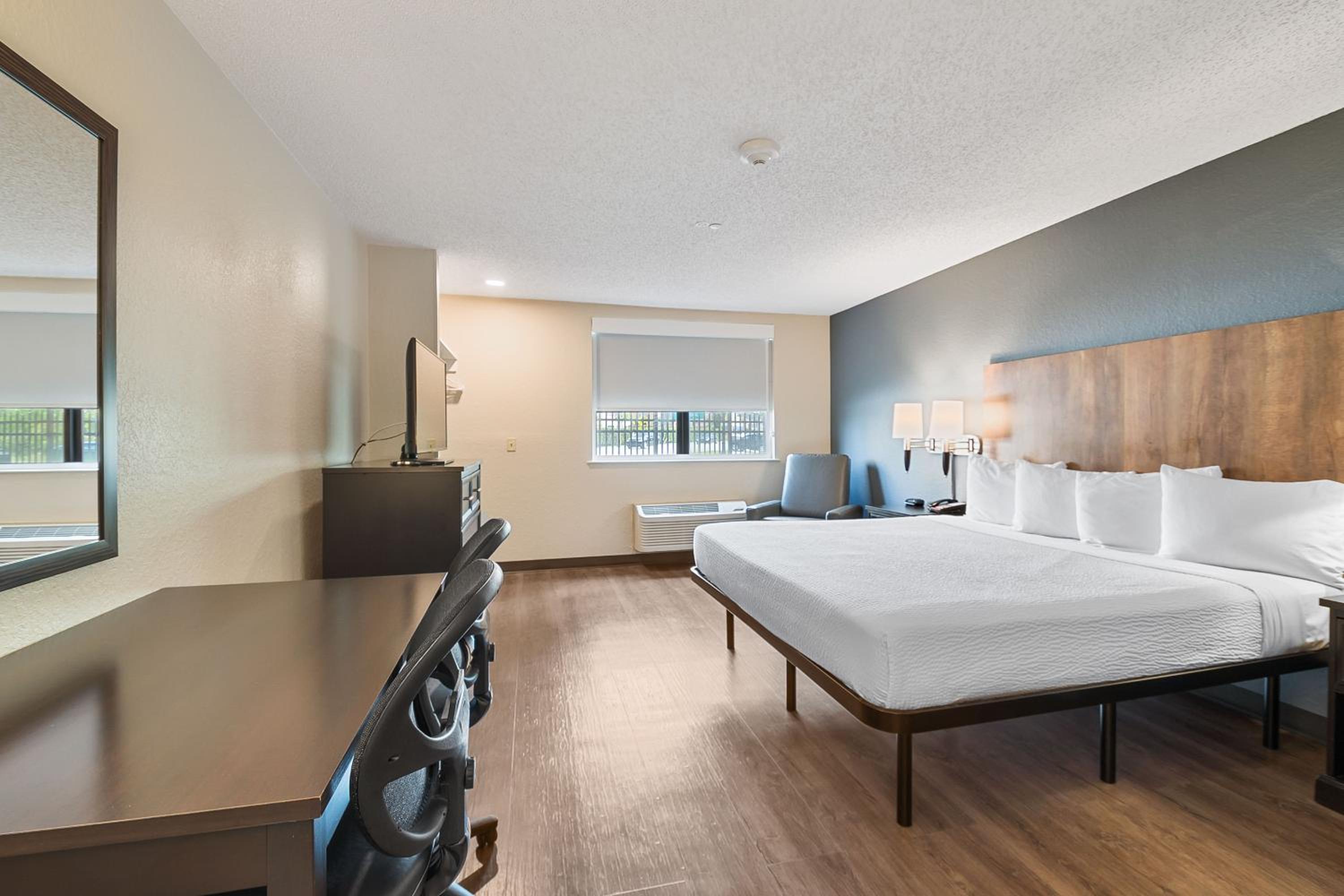 Studio with 1 King Bed - Non-Smoking - Photo 12