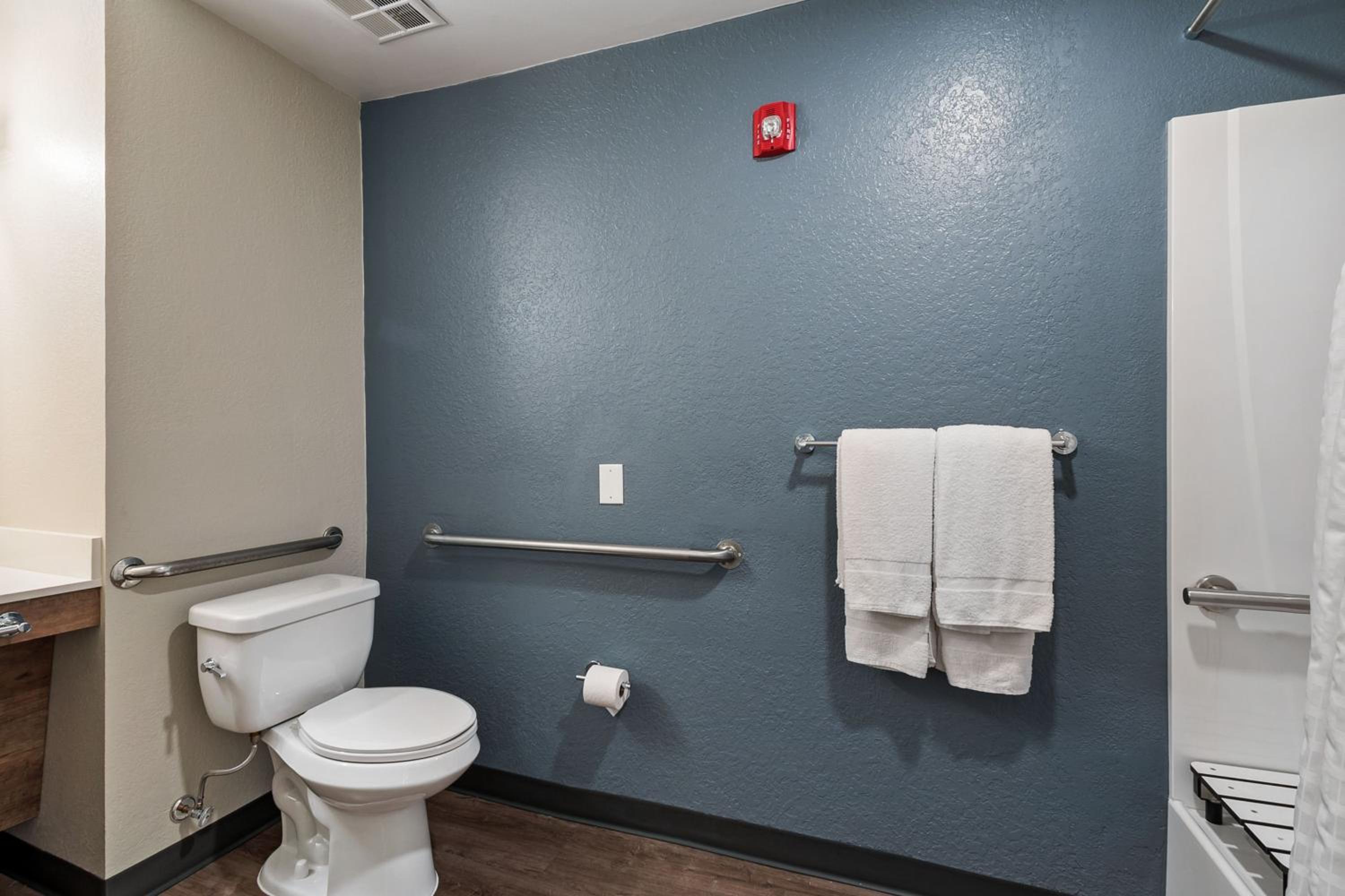 Queen studio with 1 Queen Bed - Disability Access/Non-Smoking - Photo 6