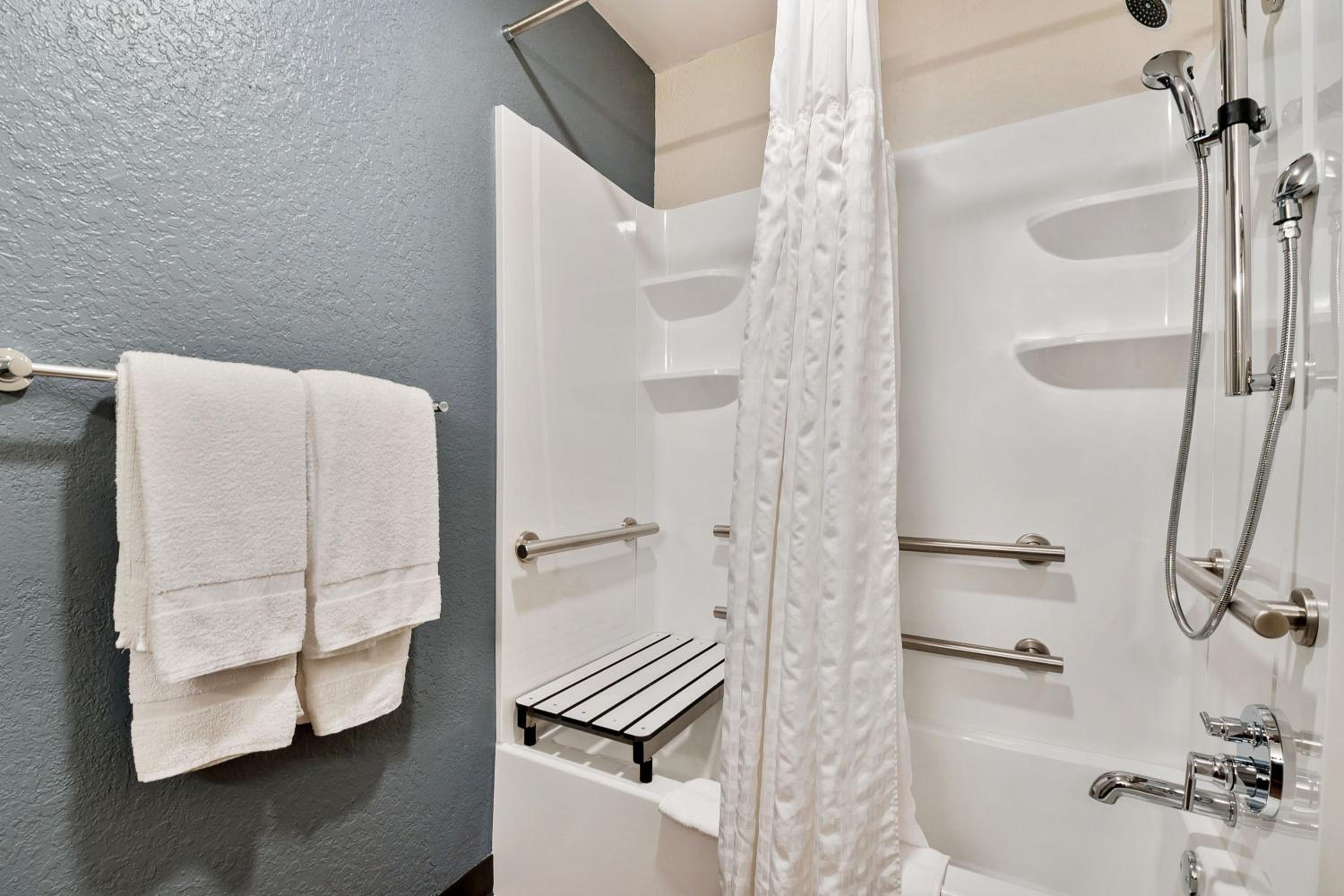 Queen studio with 1 Queen Bed - Disability Access/Non-Smoking - Photo 7