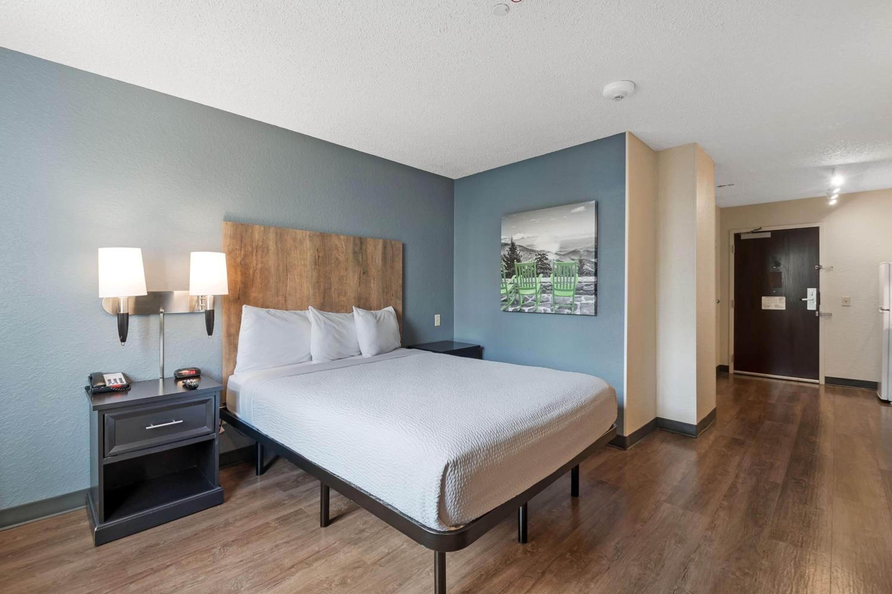 Queen studio with 1 Queen Bed - Disability Access/Non-Smoking - Photo 14