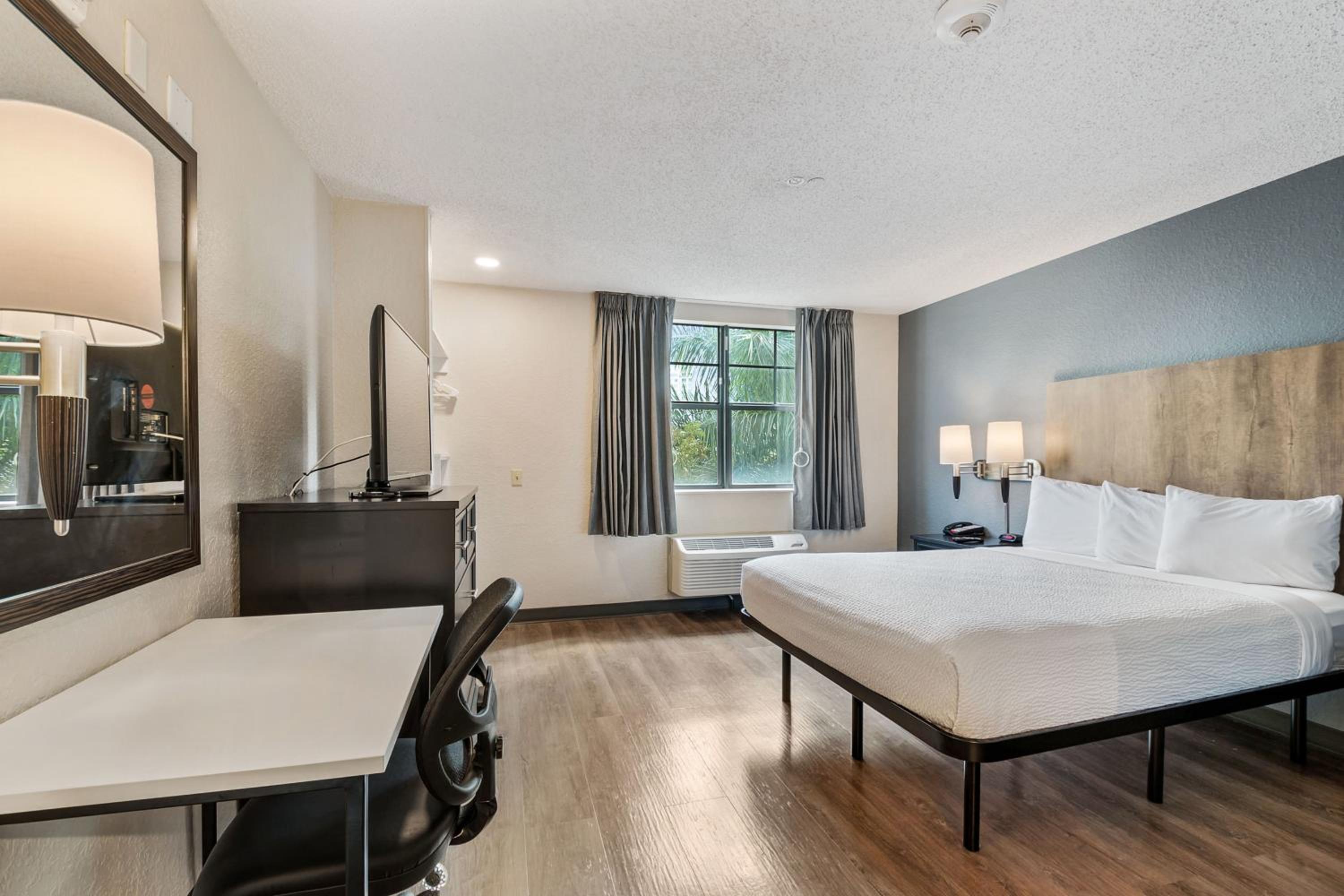 Queen studio with 1 Queen Bed - Disability Access/Non-Smoking - Photo 16