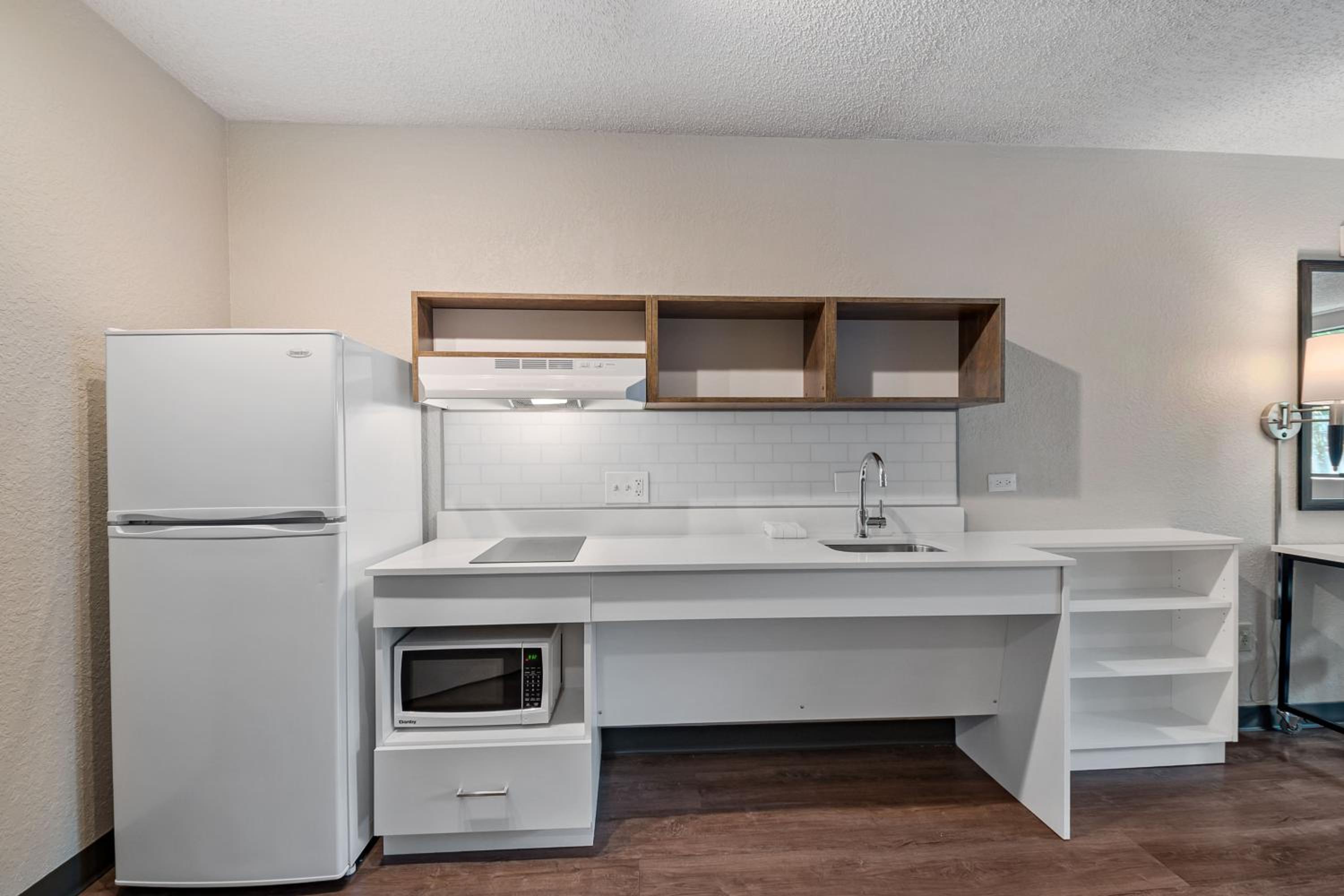 Queen studio with 1 Queen Bed - Disability Access/Non-Smoking - Photo 4
