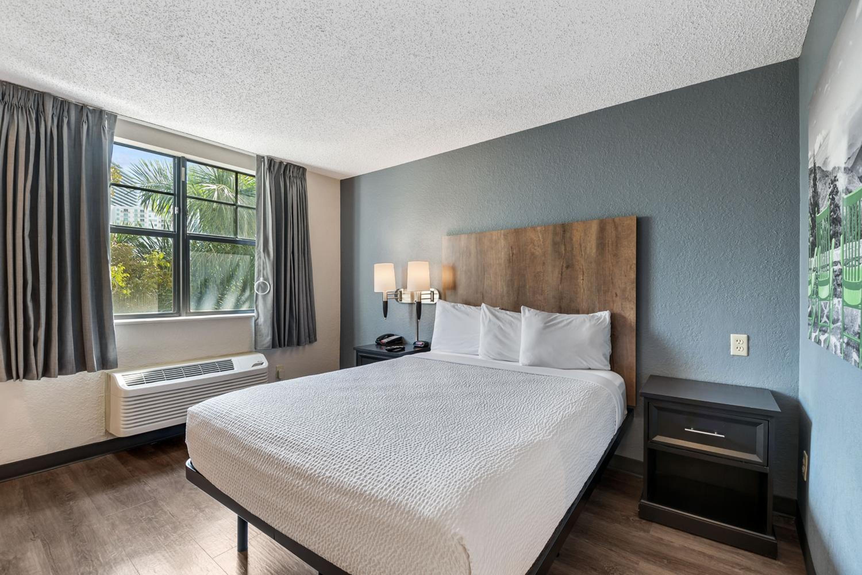 Queen studio with 1 Queen Bed - Disability Access/Non-Smoking - Photo 15