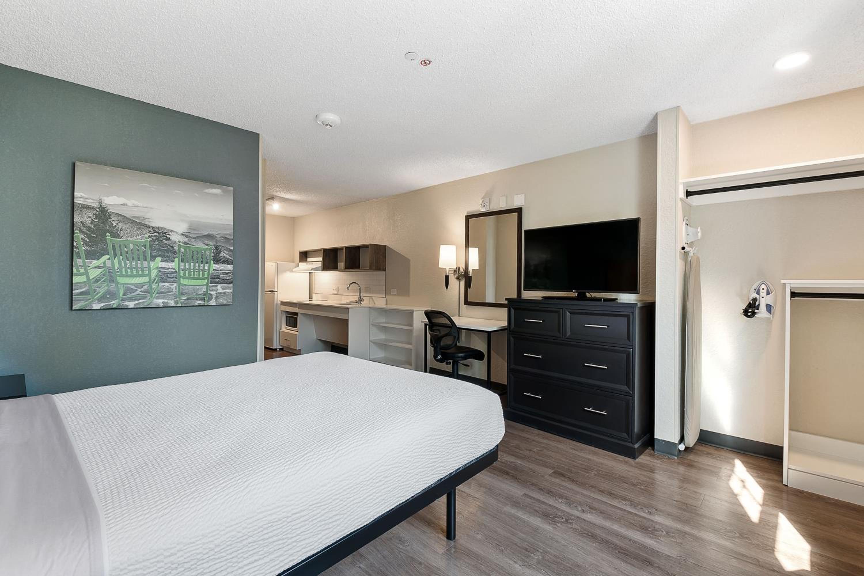 Queen studio with 1 Queen Bed - Disability Access/Non-Smoking - Photo 2