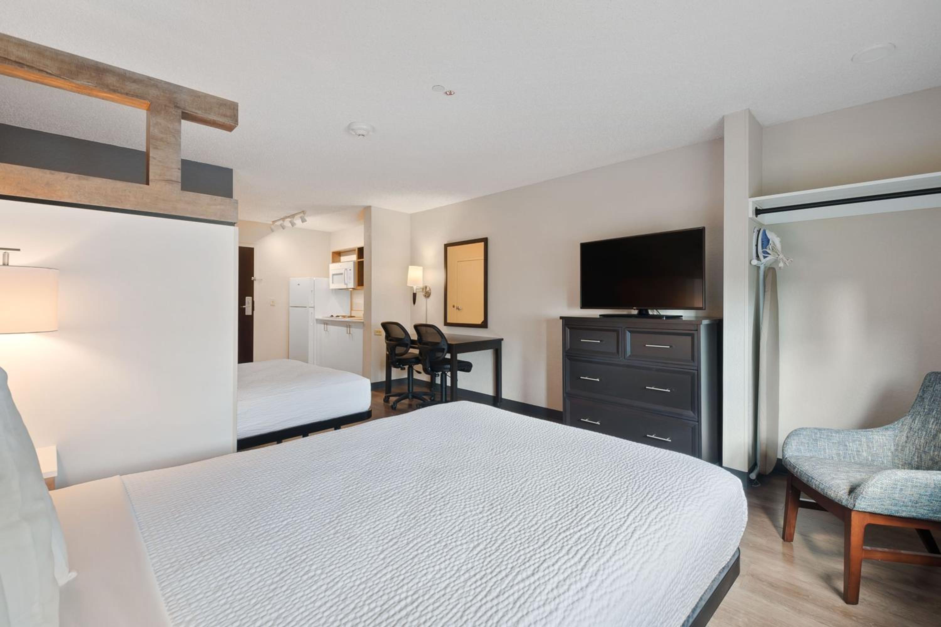 Superior Studio with 2 Double Beds - Non-Smoking, Hearing Impaired - Photo 9