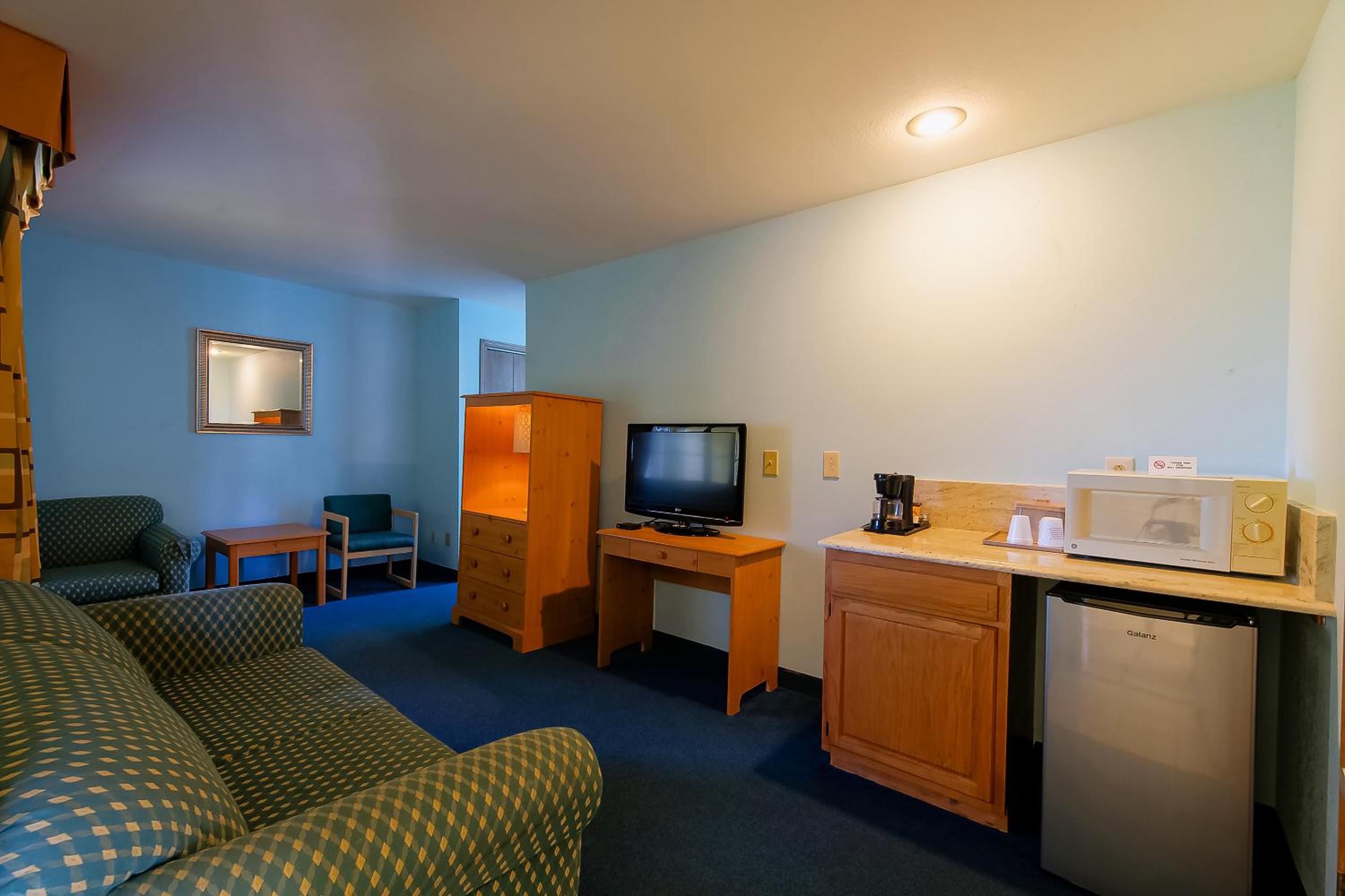 1 King Bed, Sofa Sleeper, Kitchenette, and Jetted Tub - Photo 15