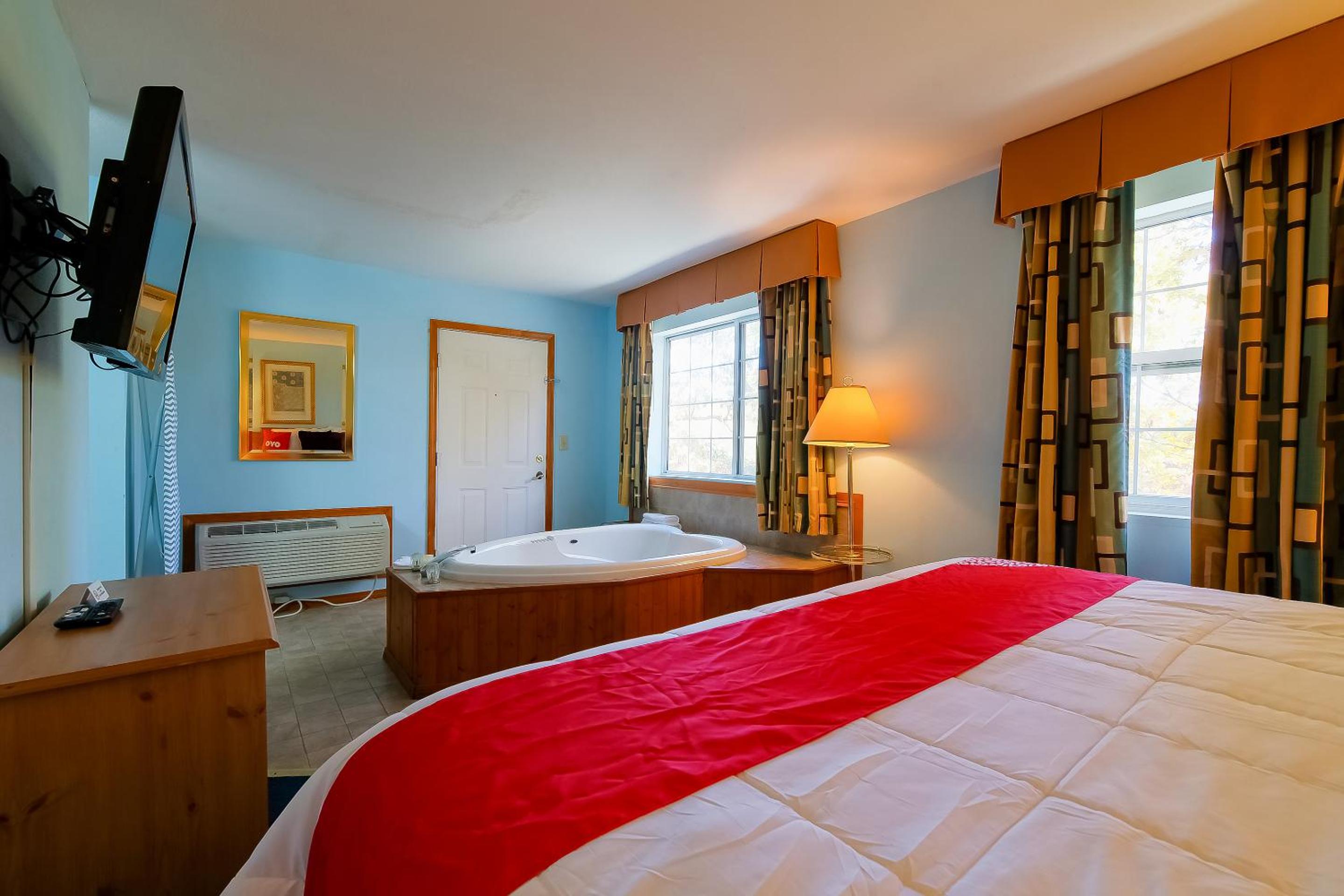 1 King Bed, Sofa Sleeper, Kitchenette, and Jetted Tub - Photo 17