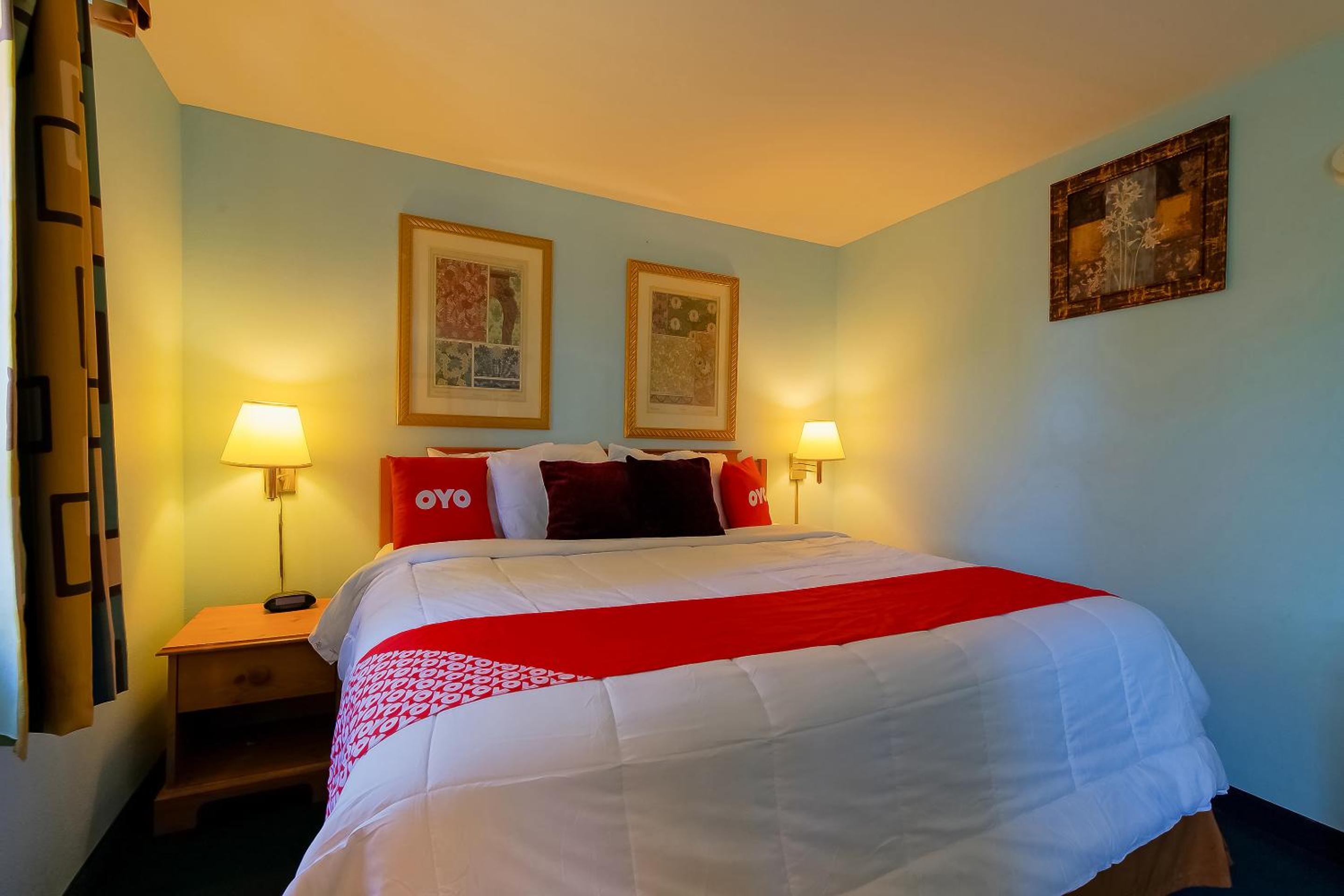 1 King Bed, Sofa Sleeper, Kitchenette, and Jetted Tub - Photo 18