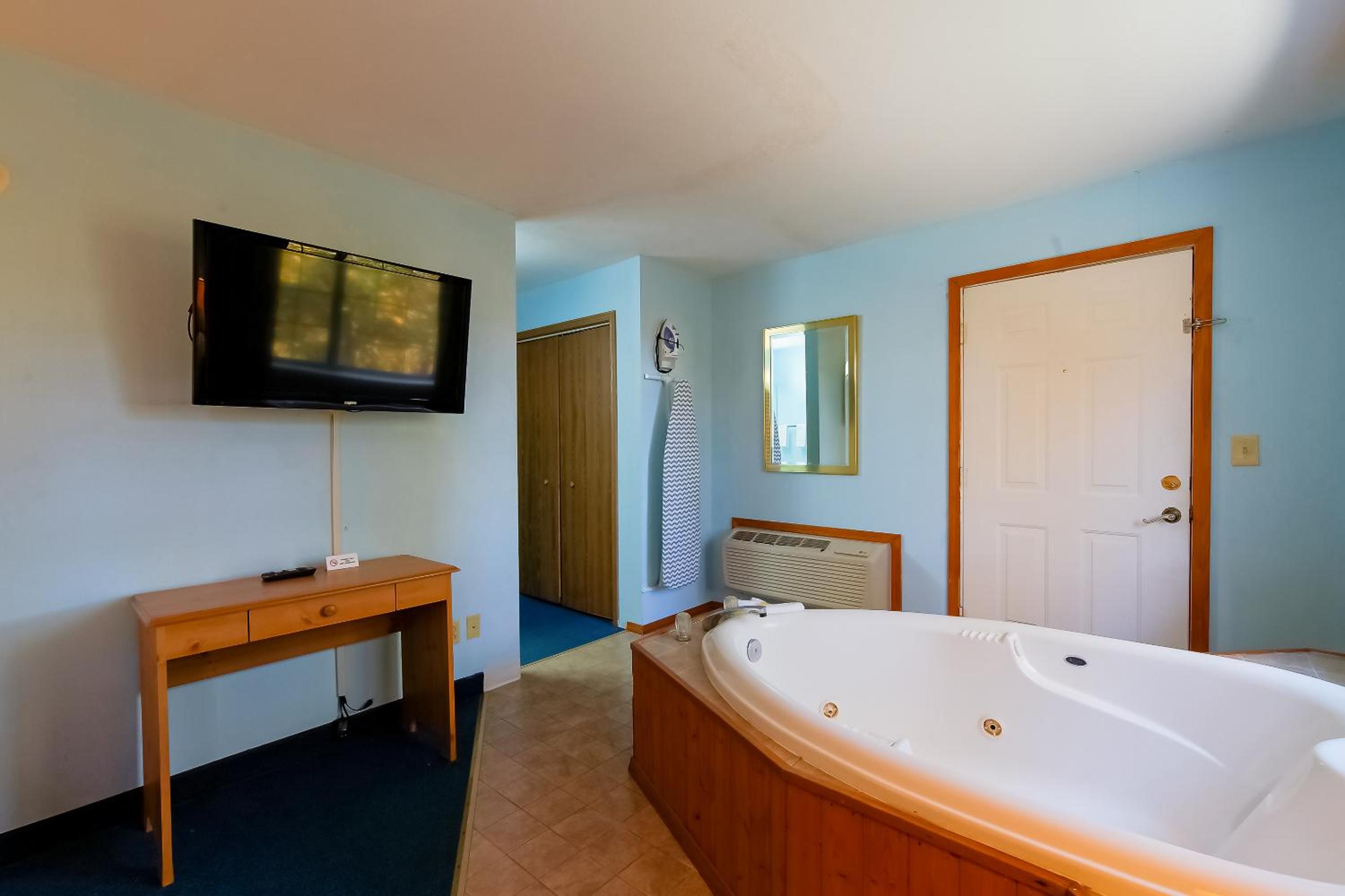 1 King Bed, Sofa Sleeper, Kitchenette, and Jetted Tub - Photo 4