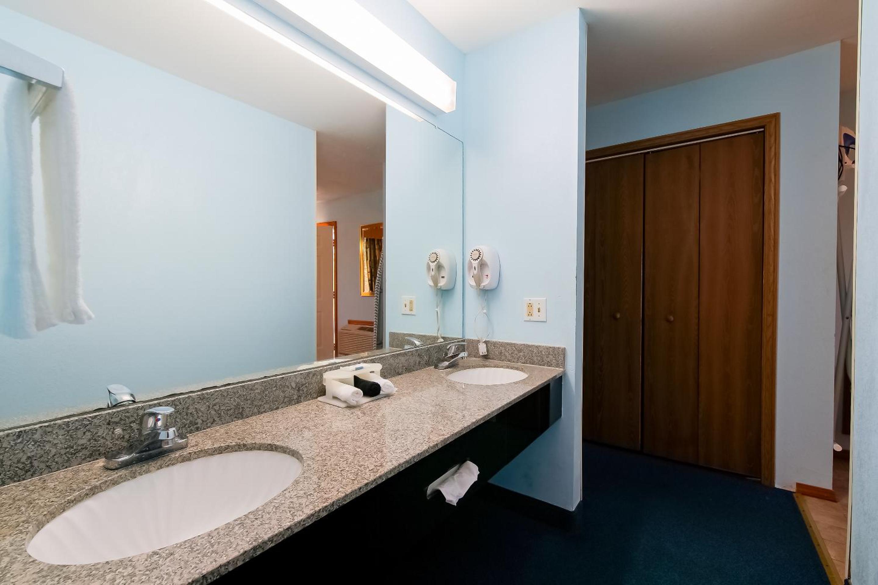 1 King Bed, Sofa Sleeper, Kitchenette, and Jetted Tub - Photo 5
