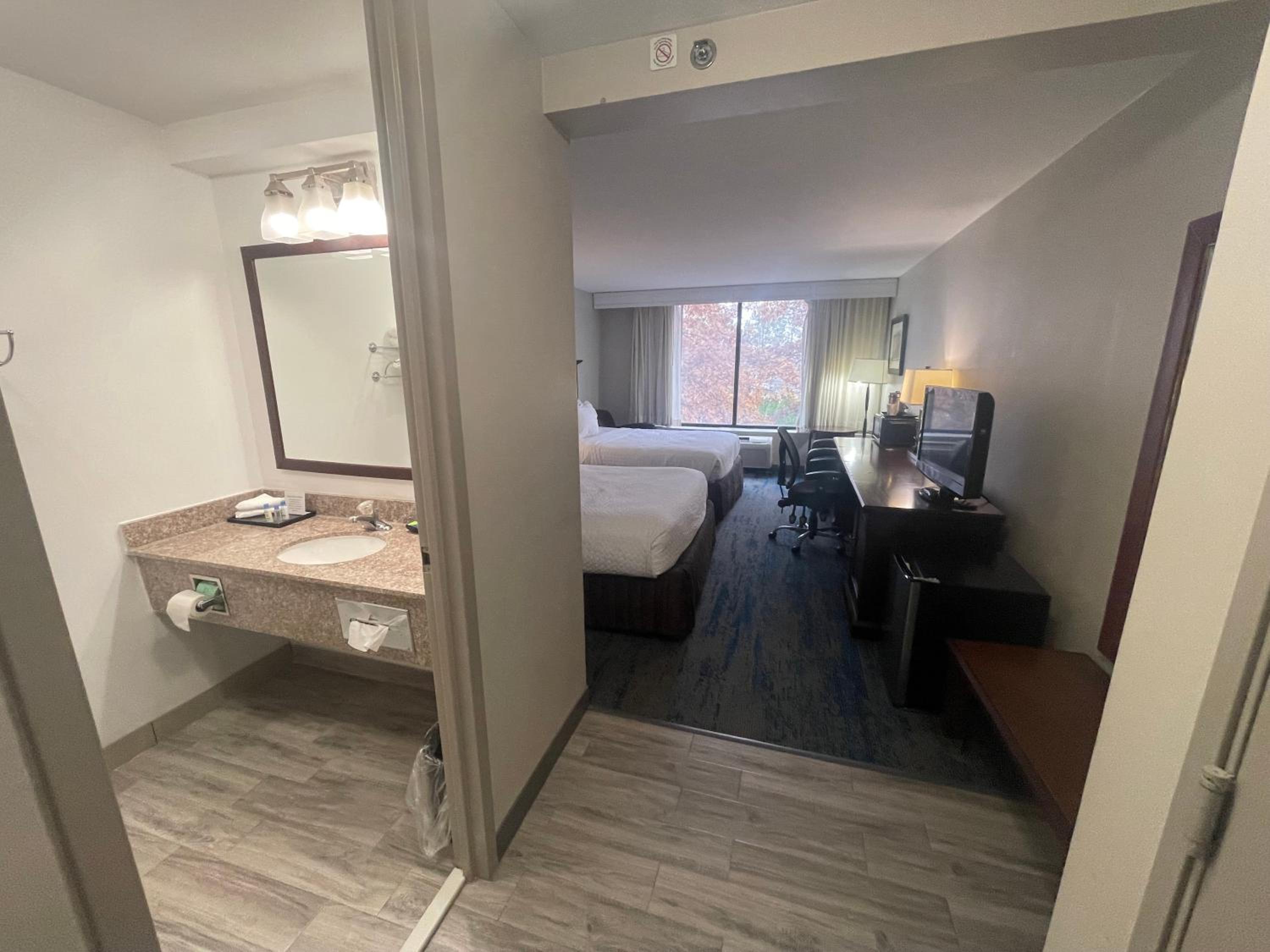 Queen Room with Two Queen Beds - Non-Smoking photo 2