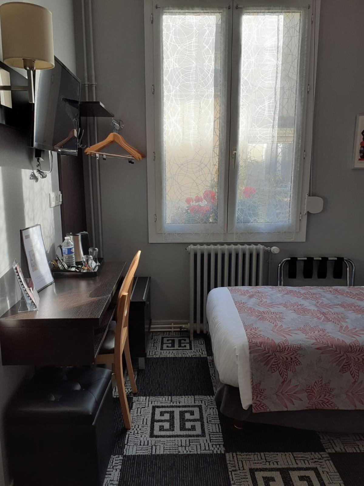 Twin Room - Photo 1