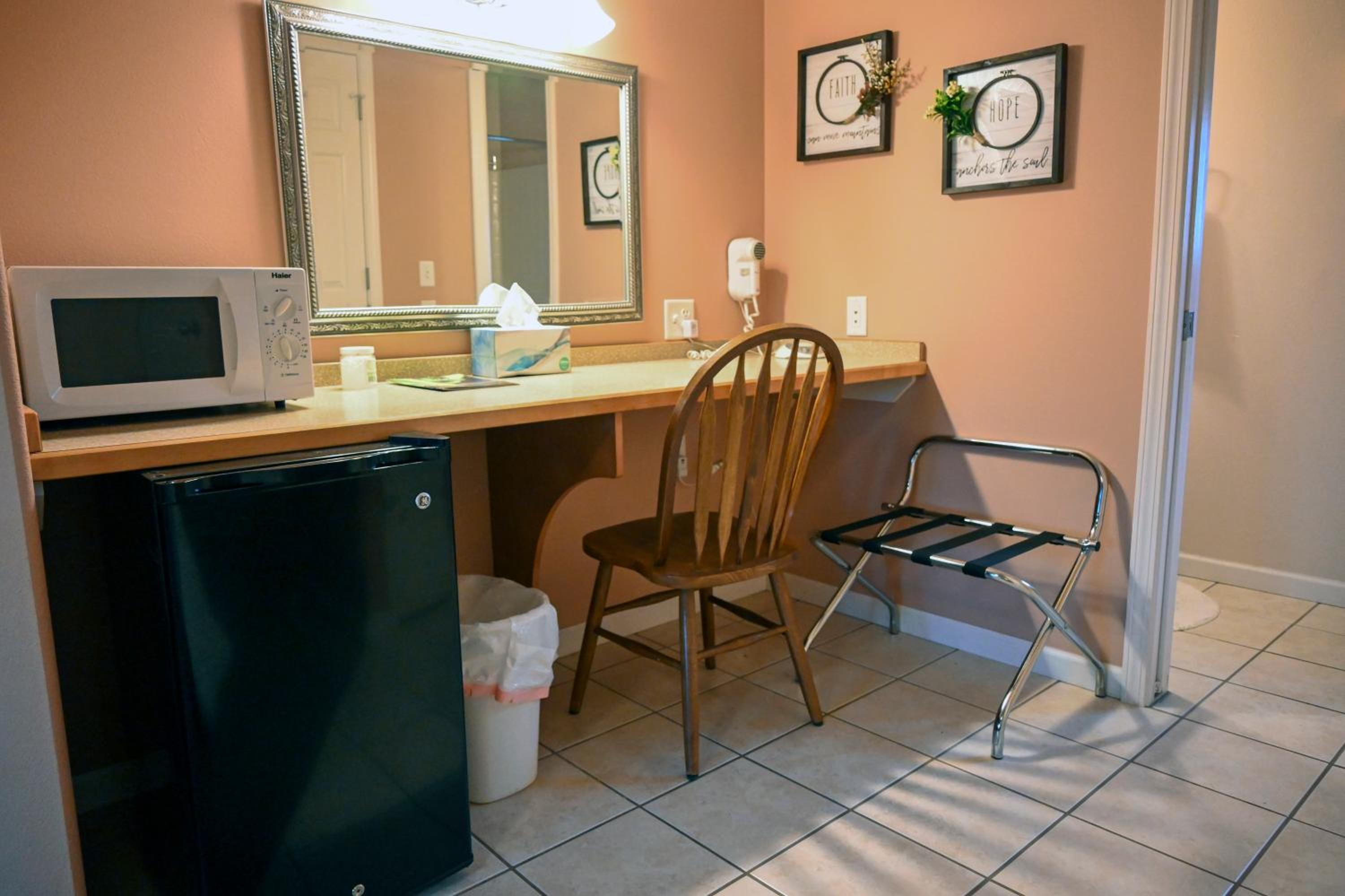 Twin Room with Private Bathroom photo 3