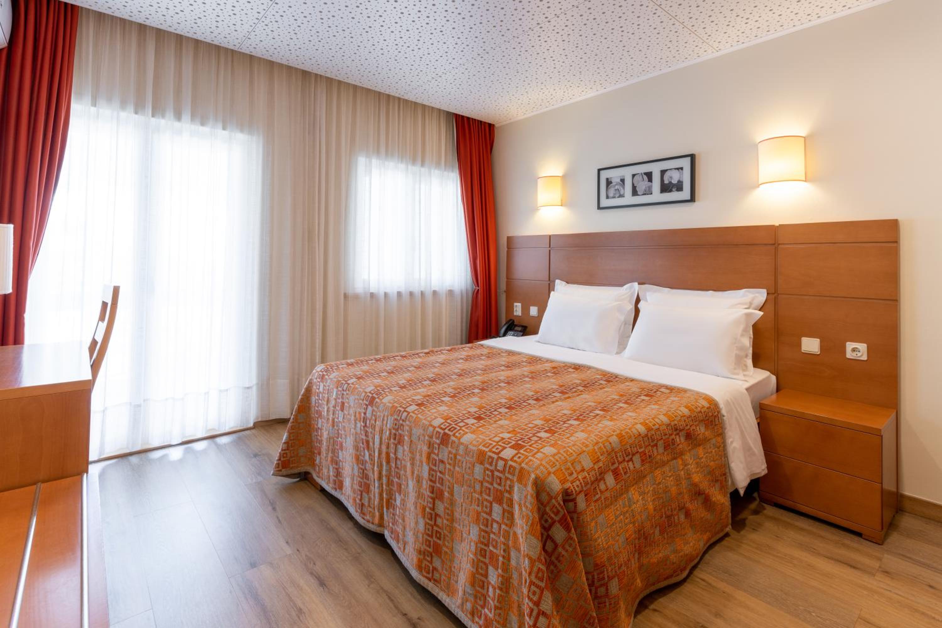 Superior Double or Twin Room with City View - Photo 3