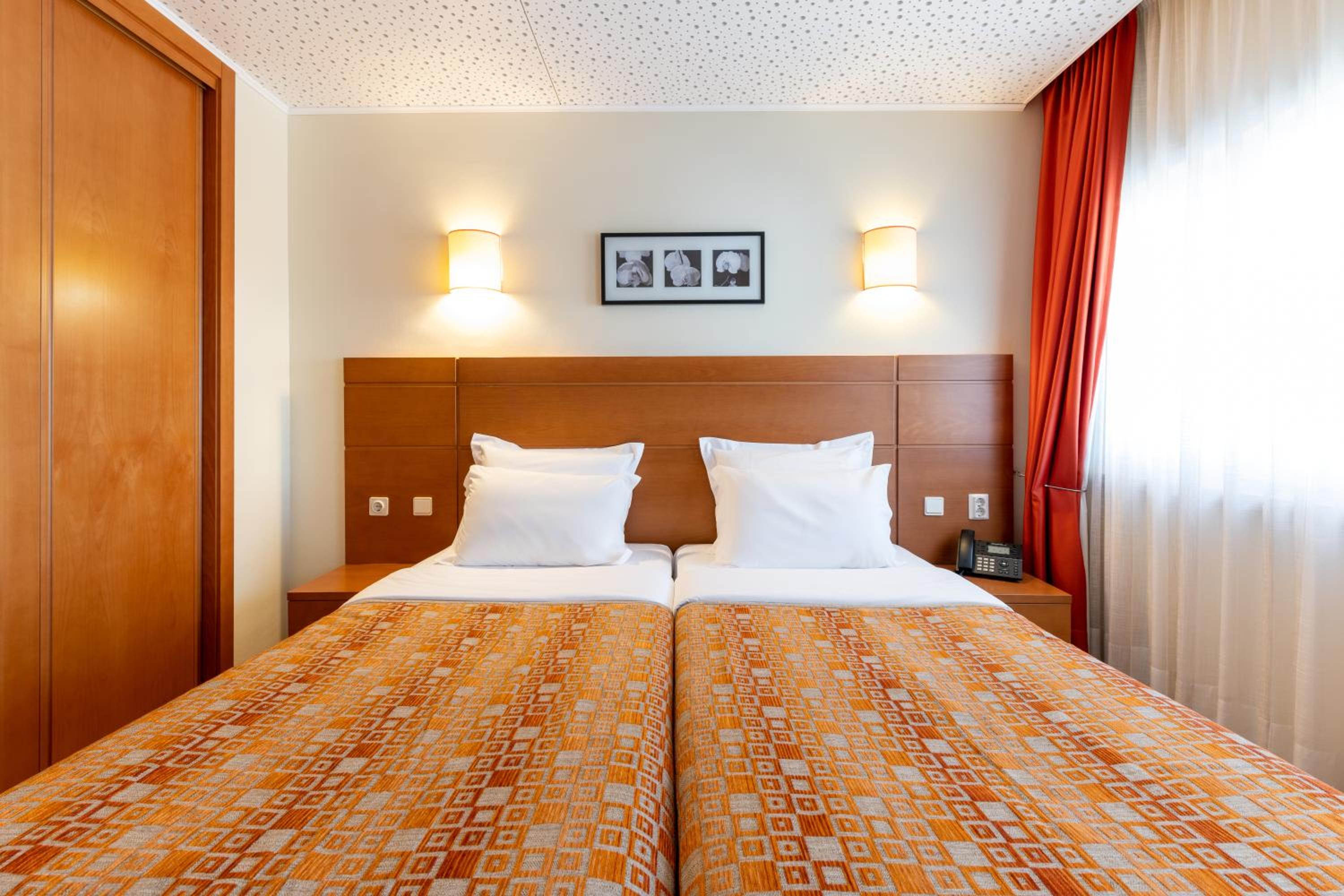 Superior Double or Twin Room with Pool View - Photo 7