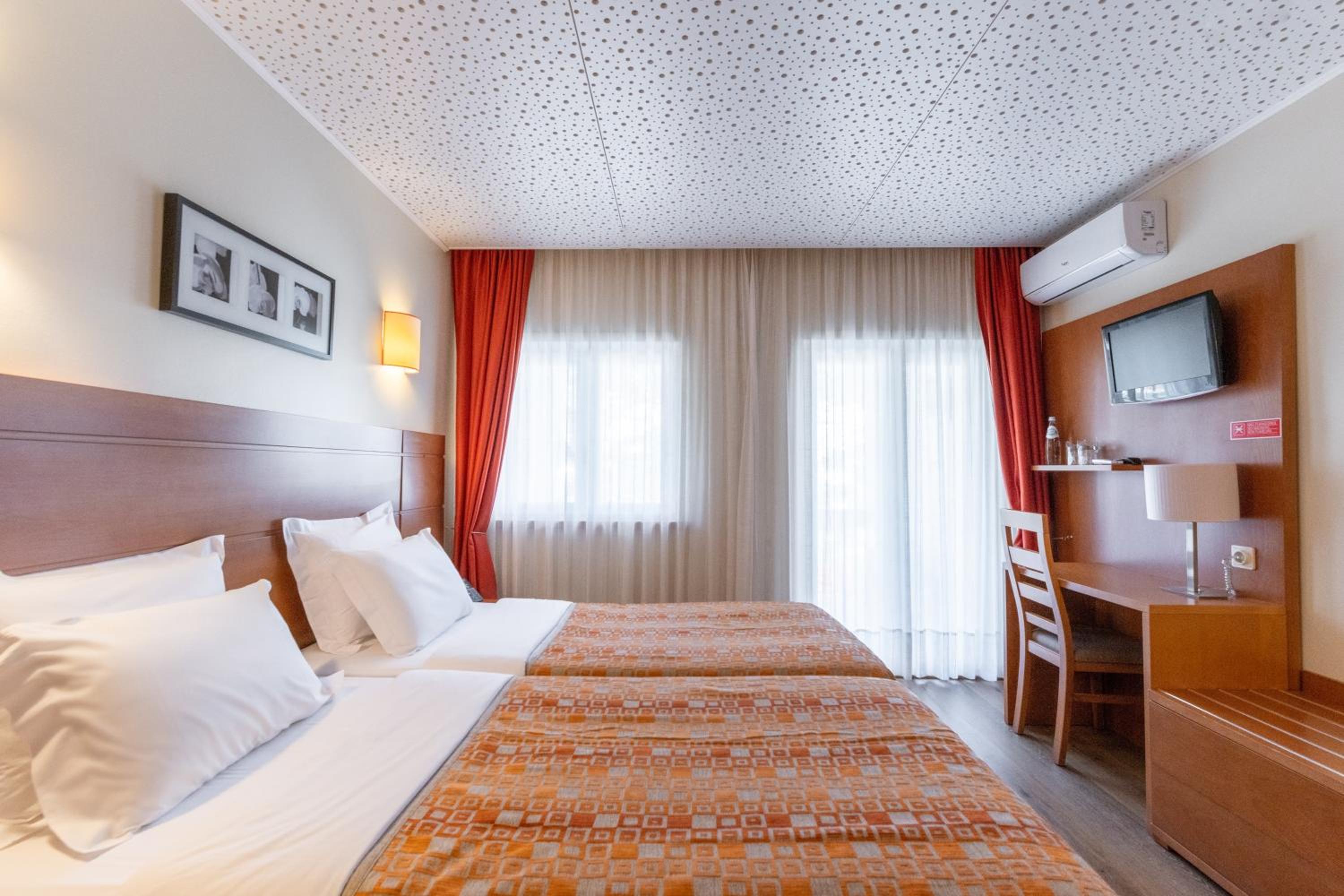 Superior Double or Twin Room with Pool View - Photo 2