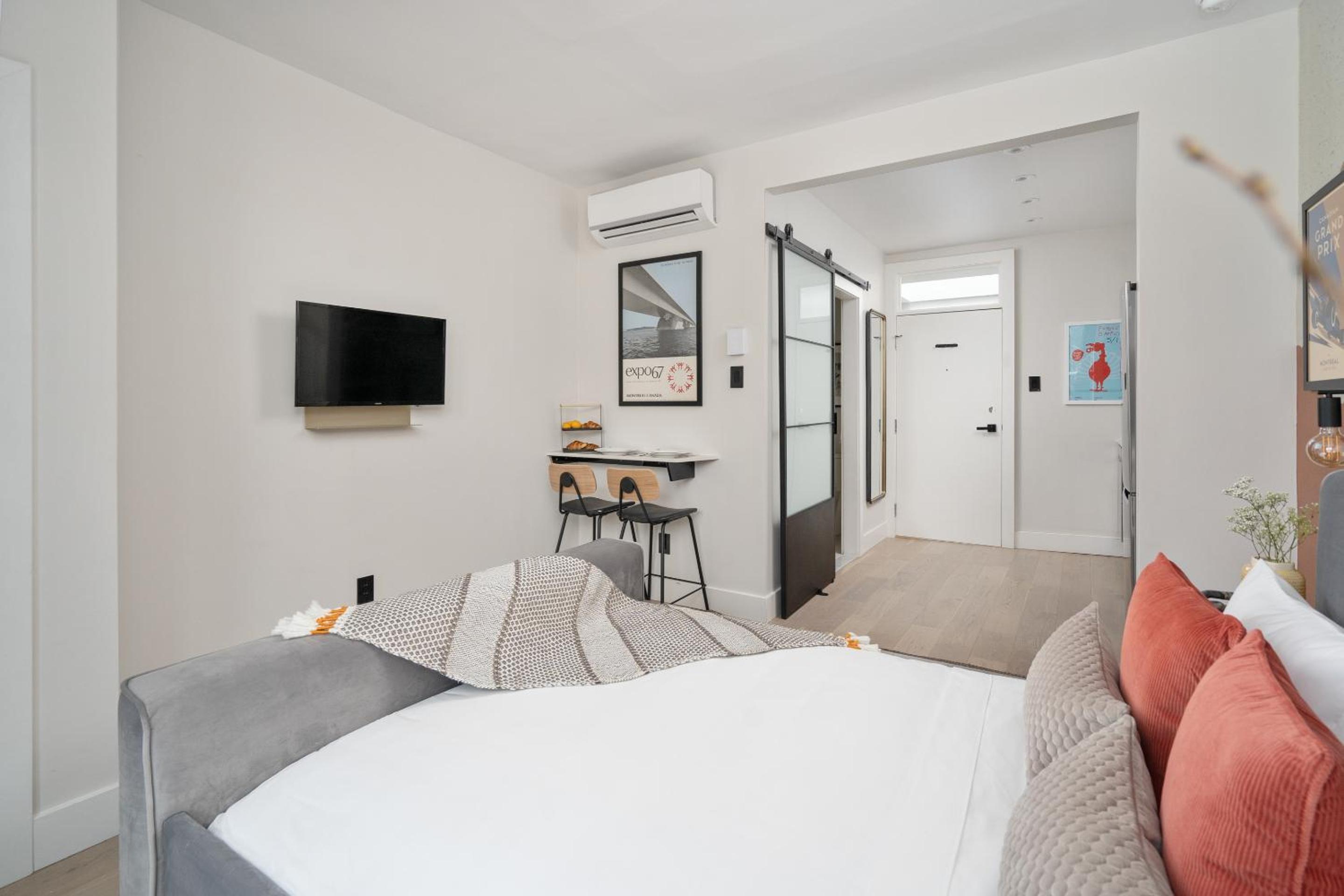 Apartment with Balcony - Photo 11