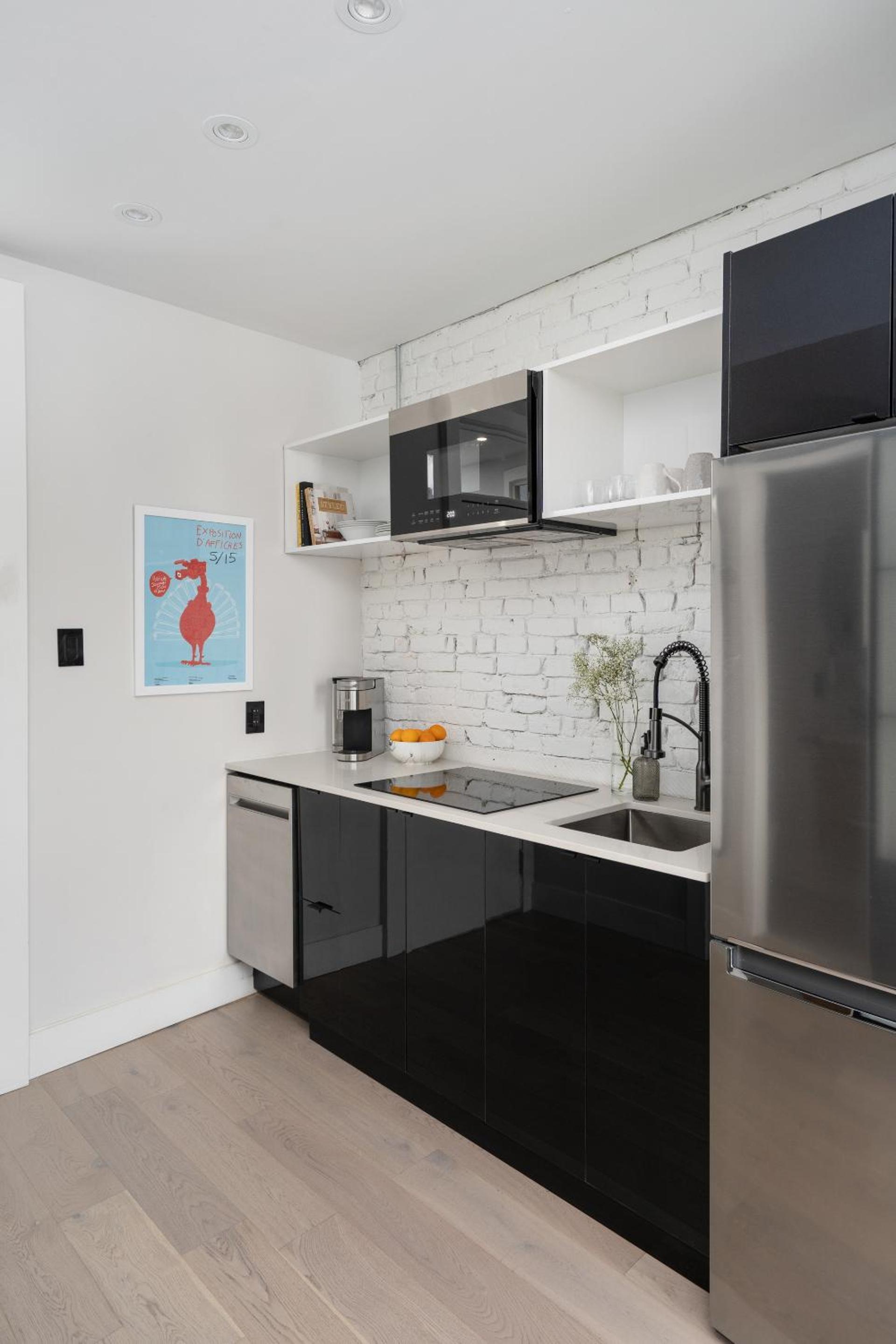 Apartment with Balcony - Photo 4