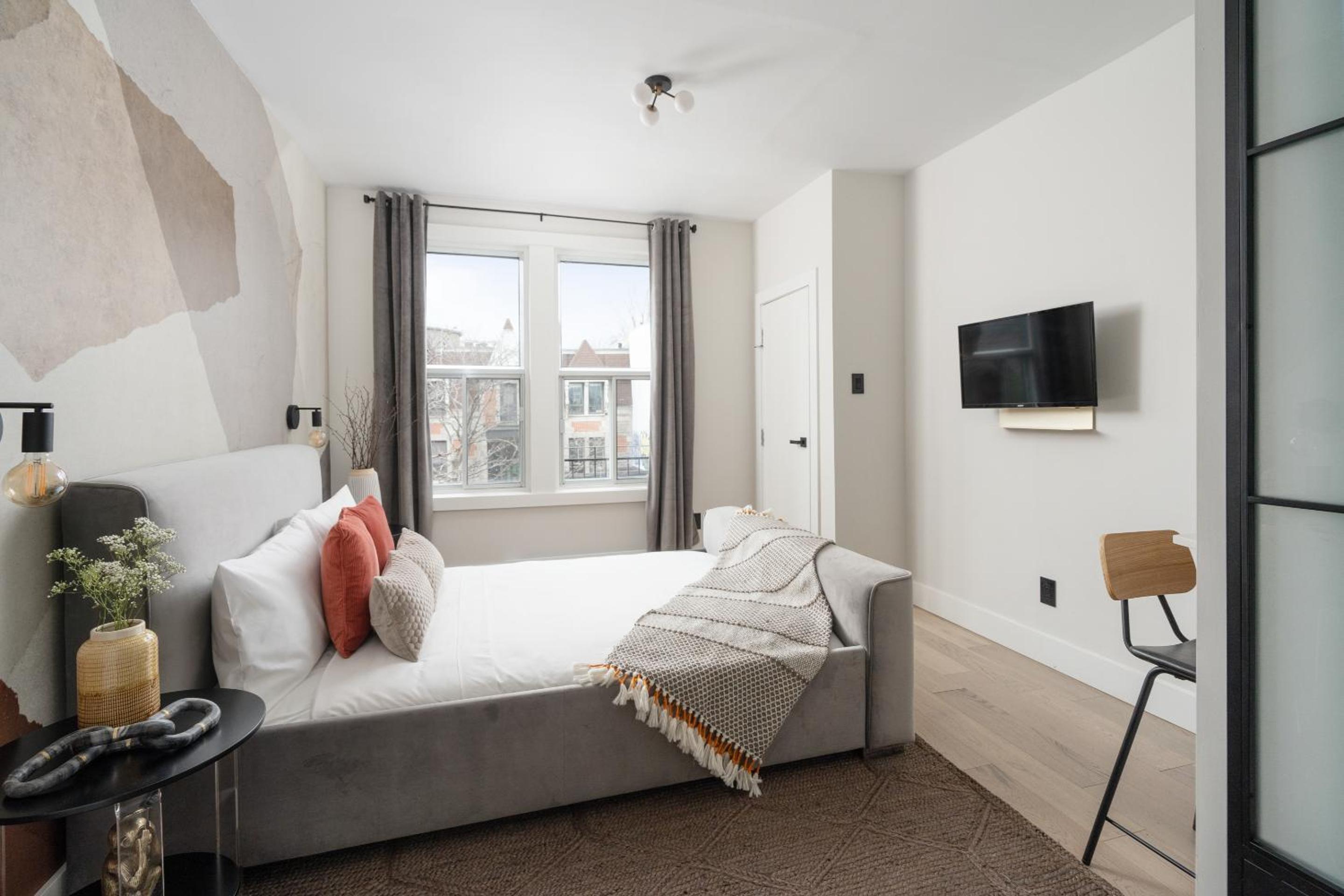 Apartment with Balcony - Photo 13