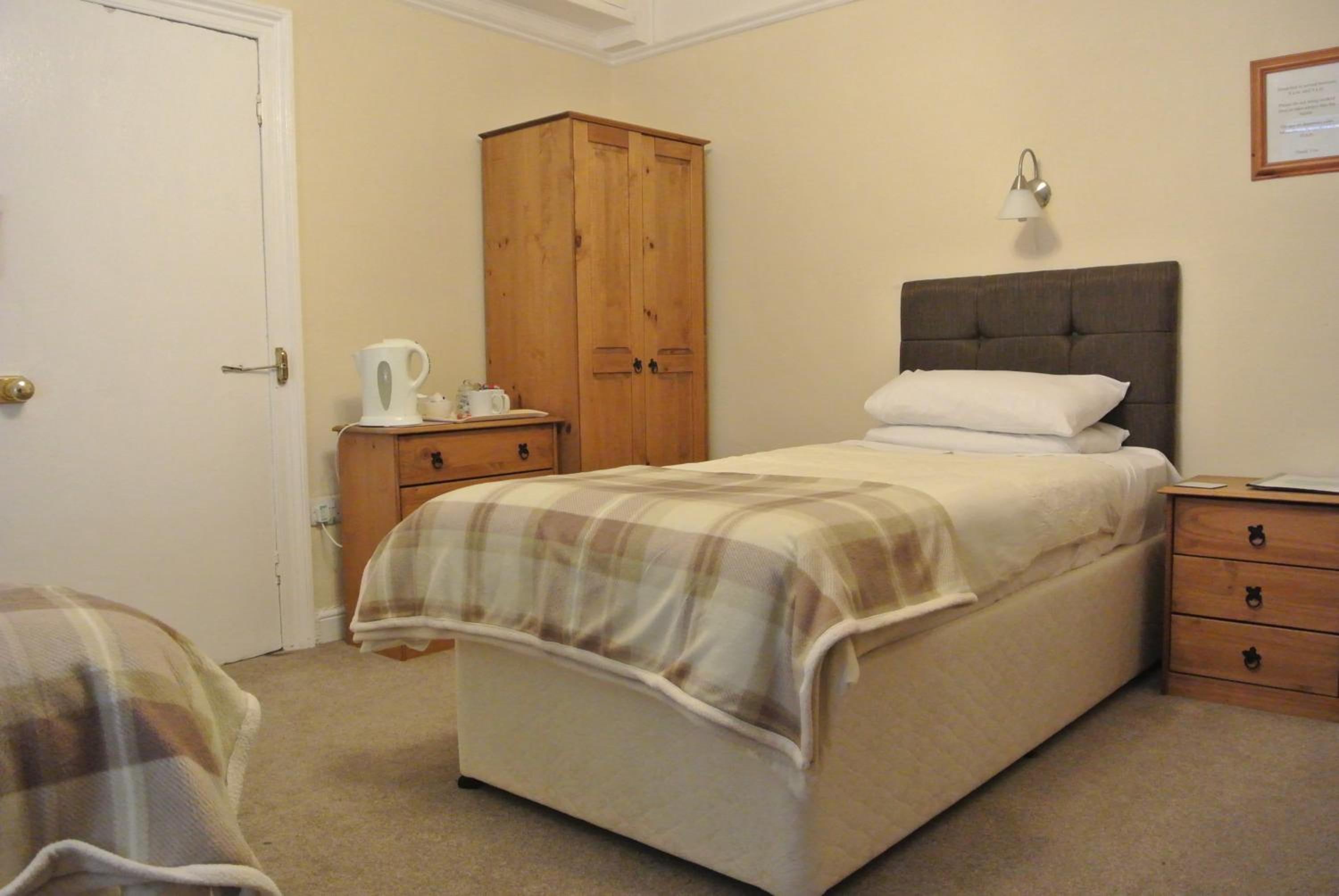 Twin Room with Private Bathroom photo 2