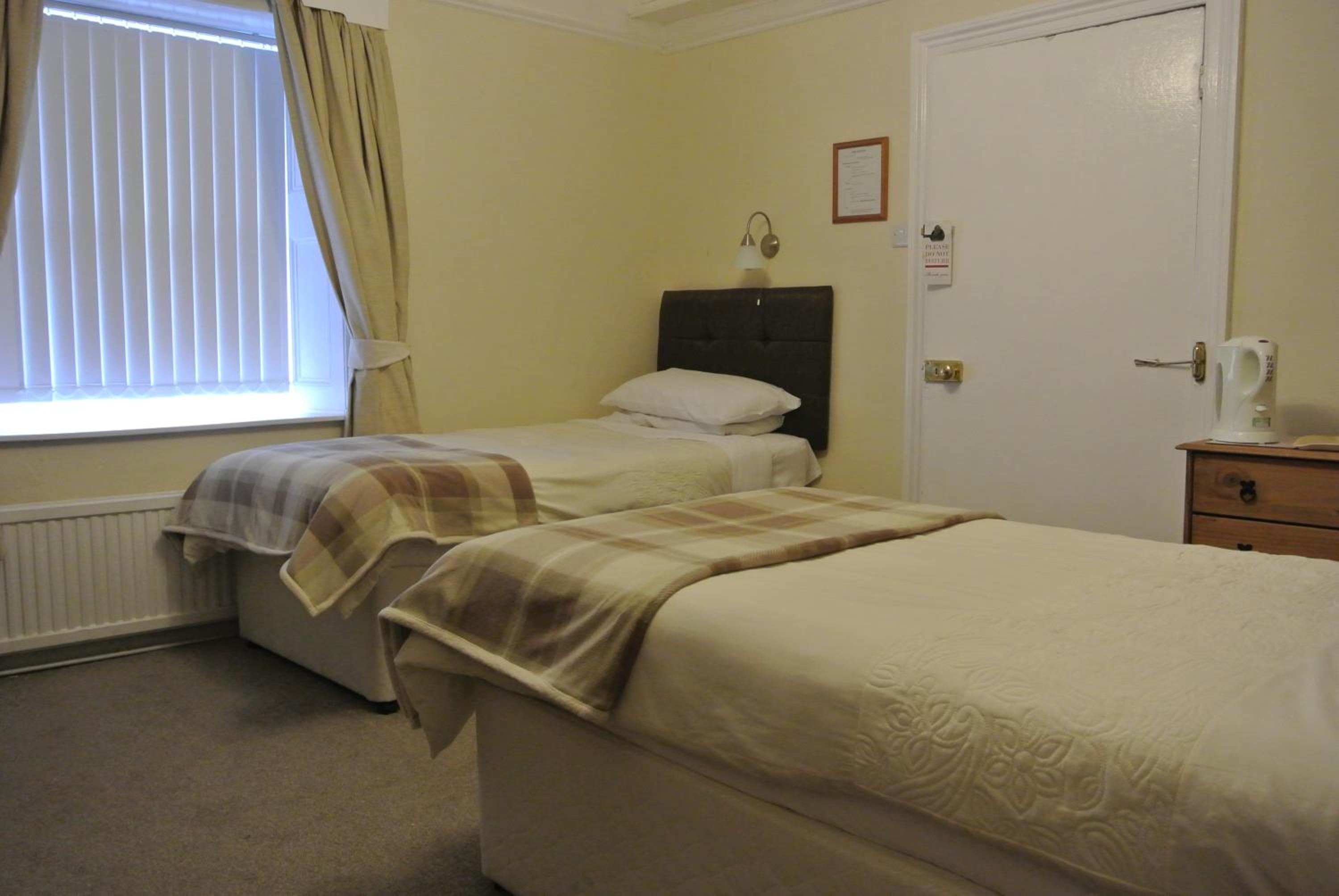 Twin Room with Private Bathroom photo 3