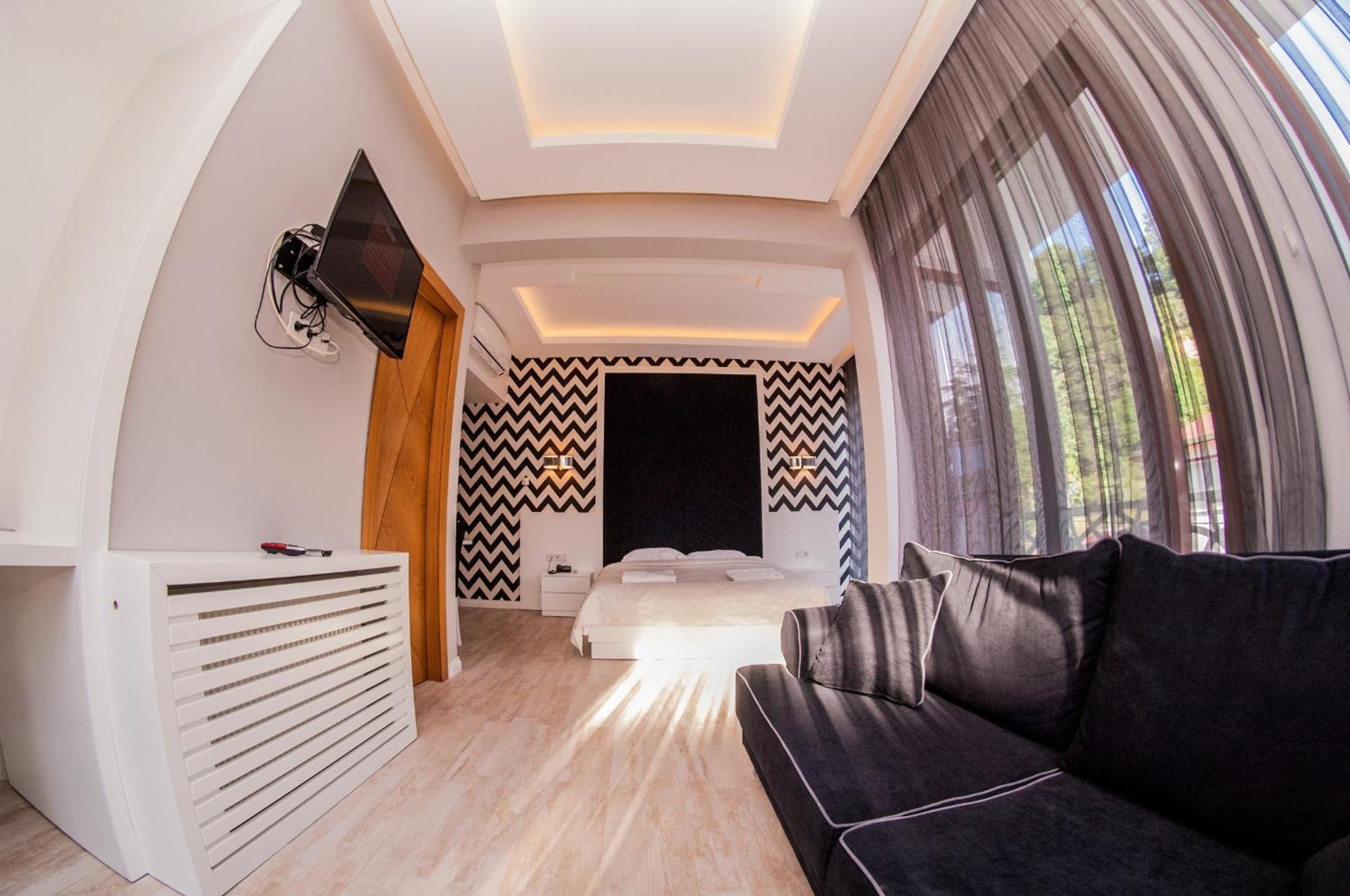 Deluxe Double Room (2 Adults + 1 Child)