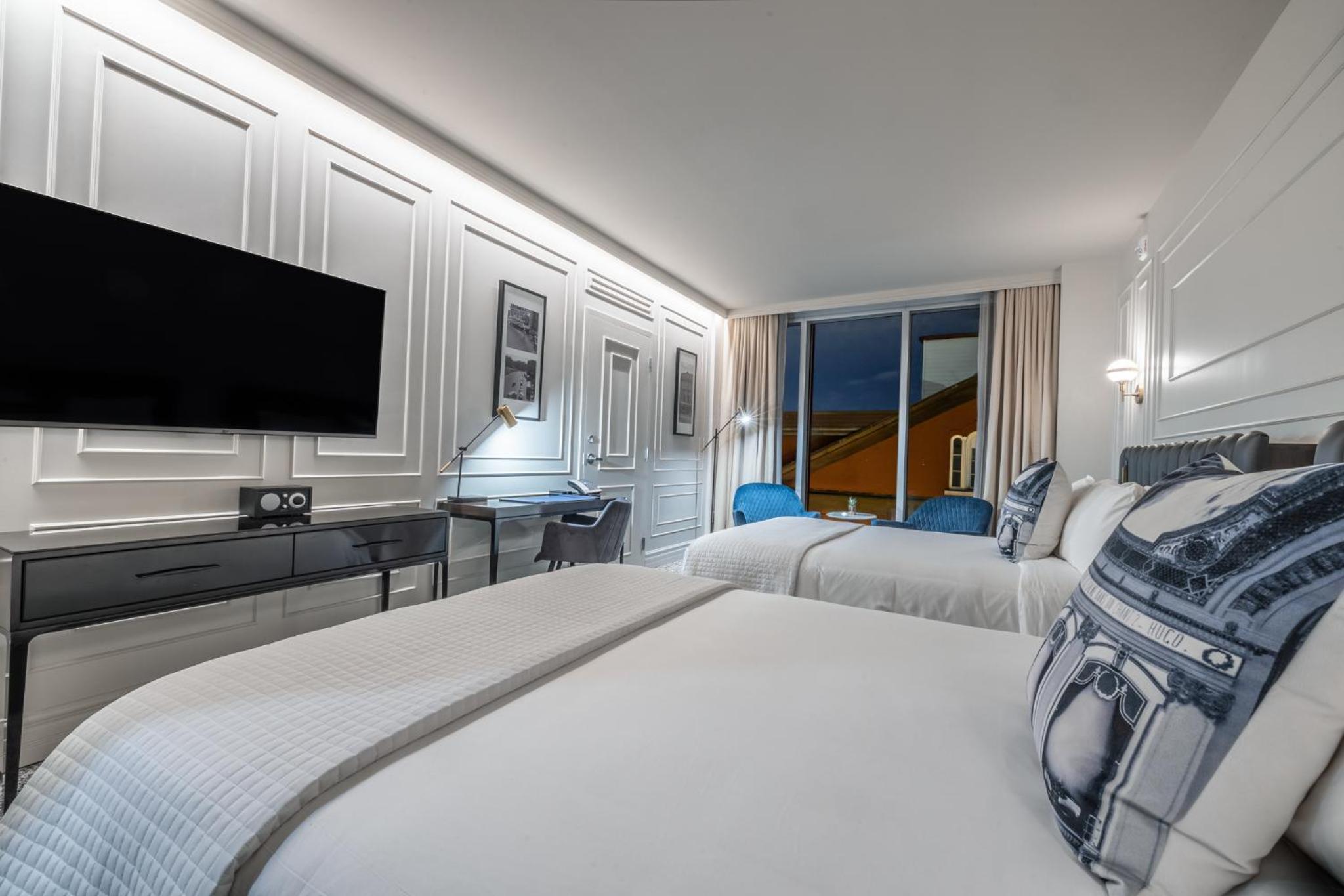 Queen Room with Two Queen Beds - Photo 2