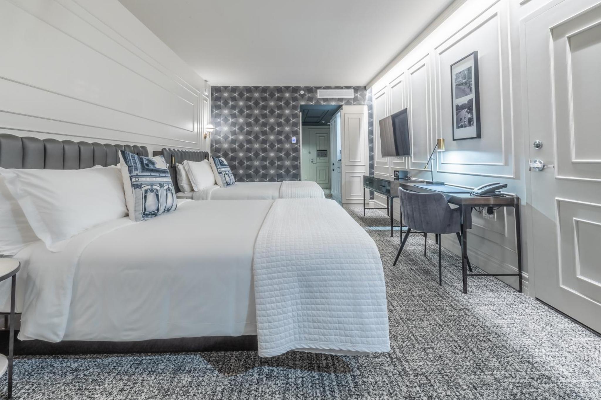 Queen Room with Two Queen Beds - Photo 4