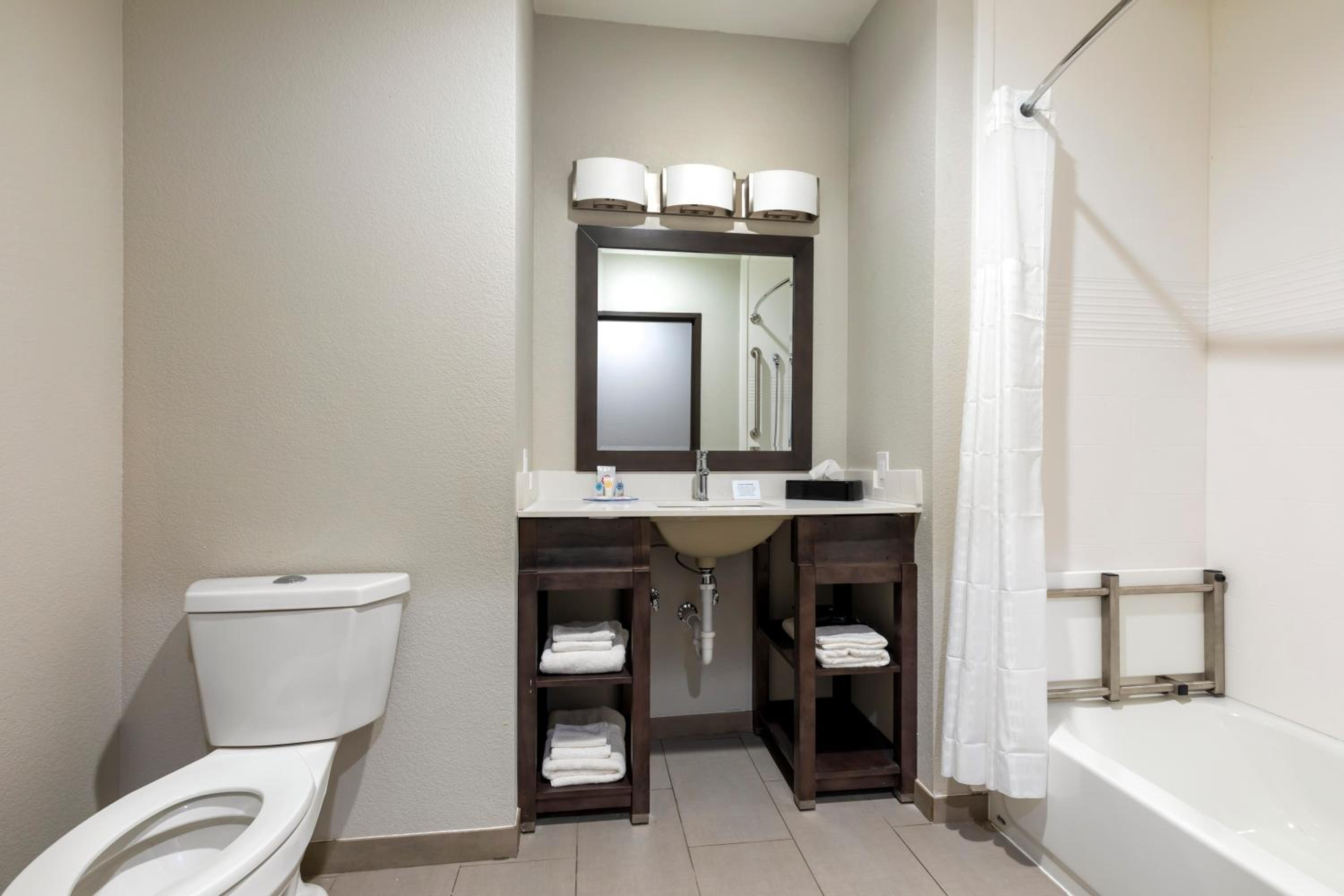 King Suite - Accessible/Non-Smoking - Photo 2