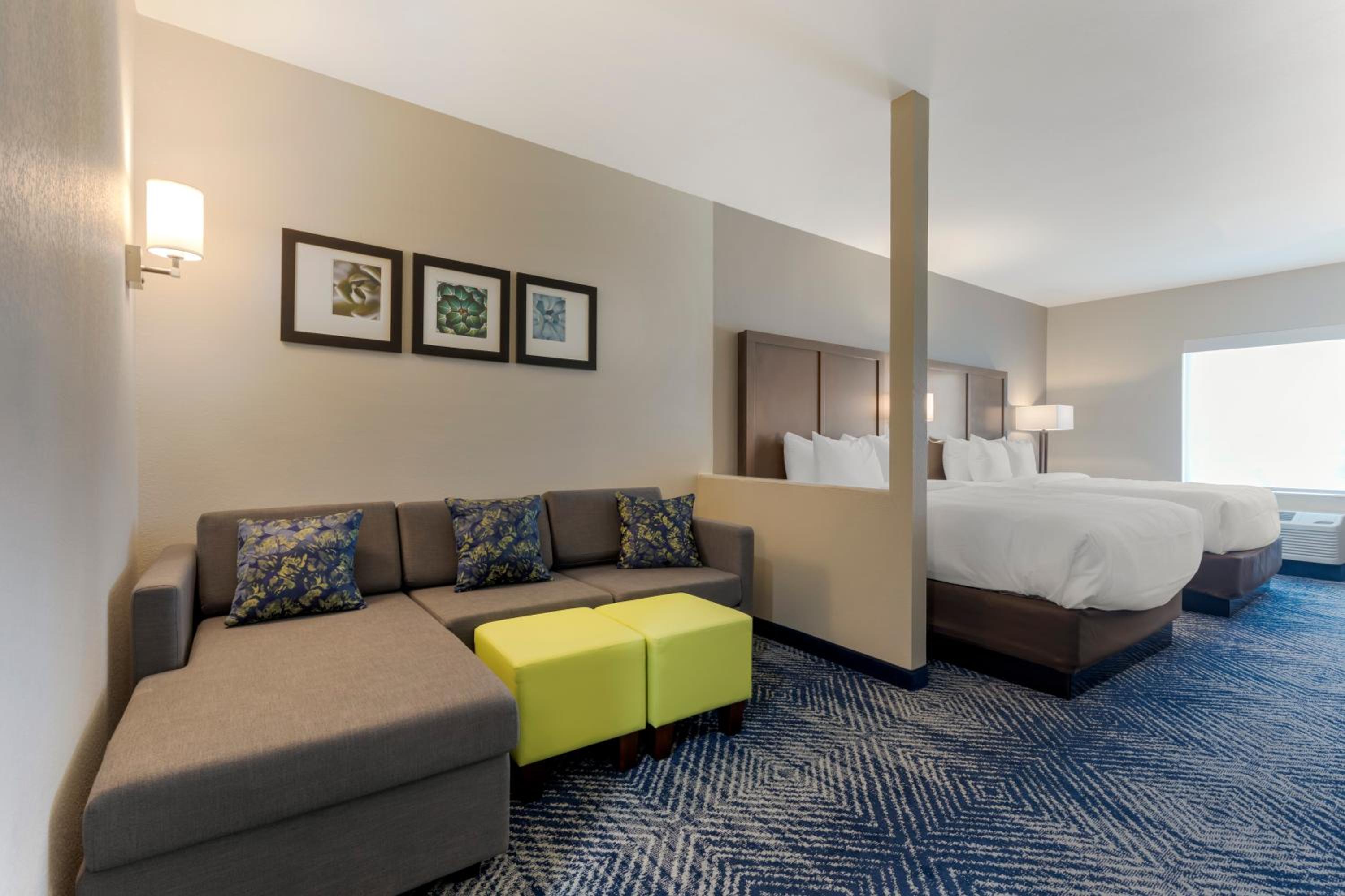 Queen Suite with Two Queen Beds - Non-Smoking - Photo 1