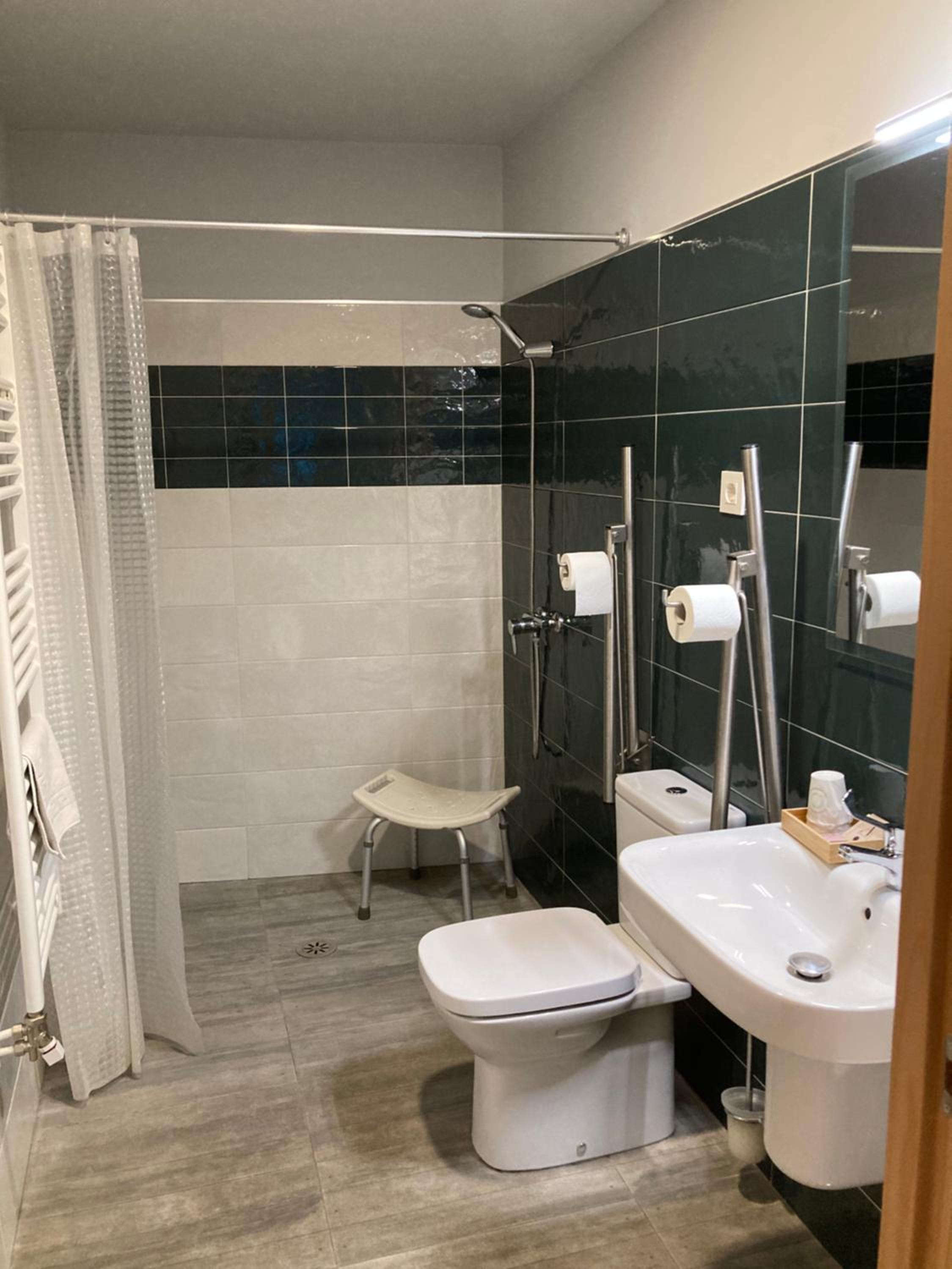 Twin Room - Disability Access photo 2