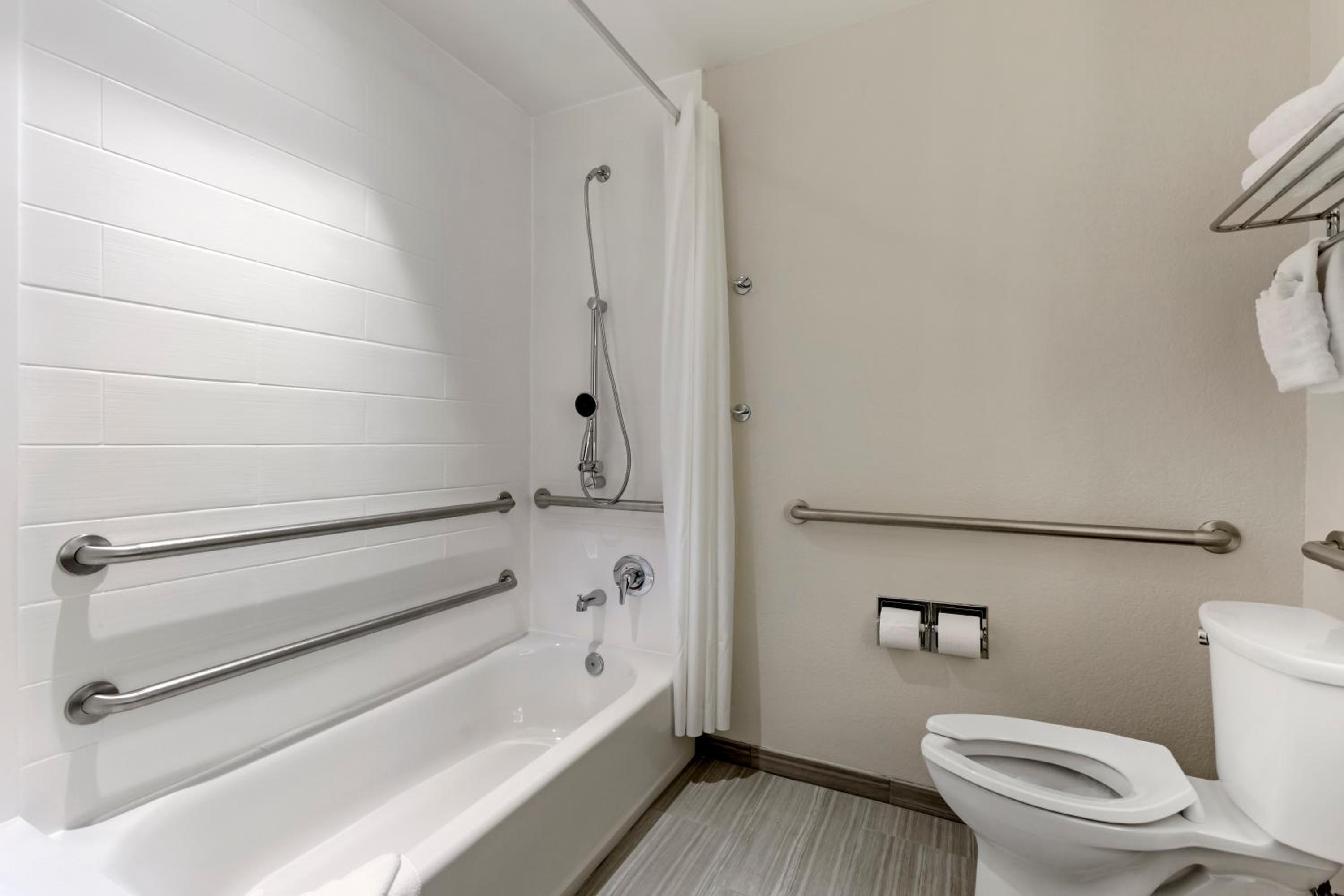 Queen Room with Two Queen Beds and Mobility Accessible Bathtub - Photo 4