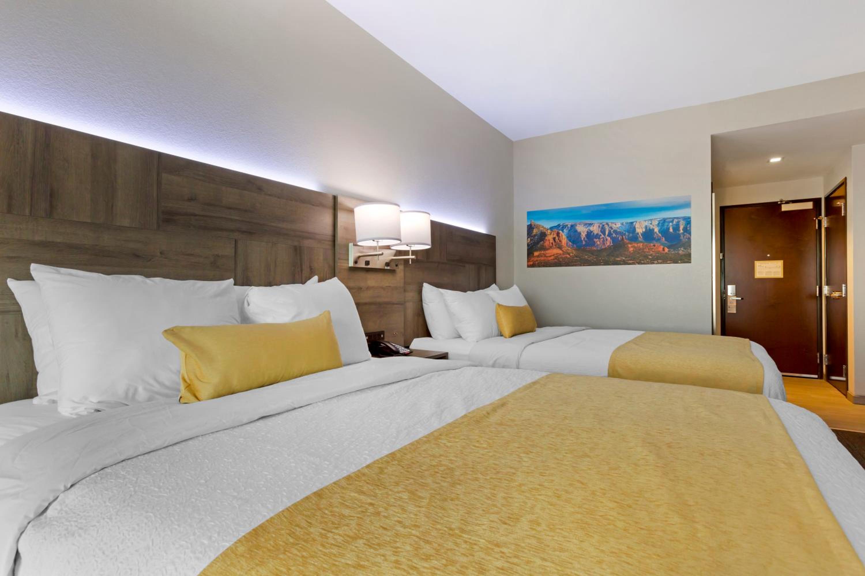 Queen Room with Two Queen Beds - Non-Smoking - Photo 3