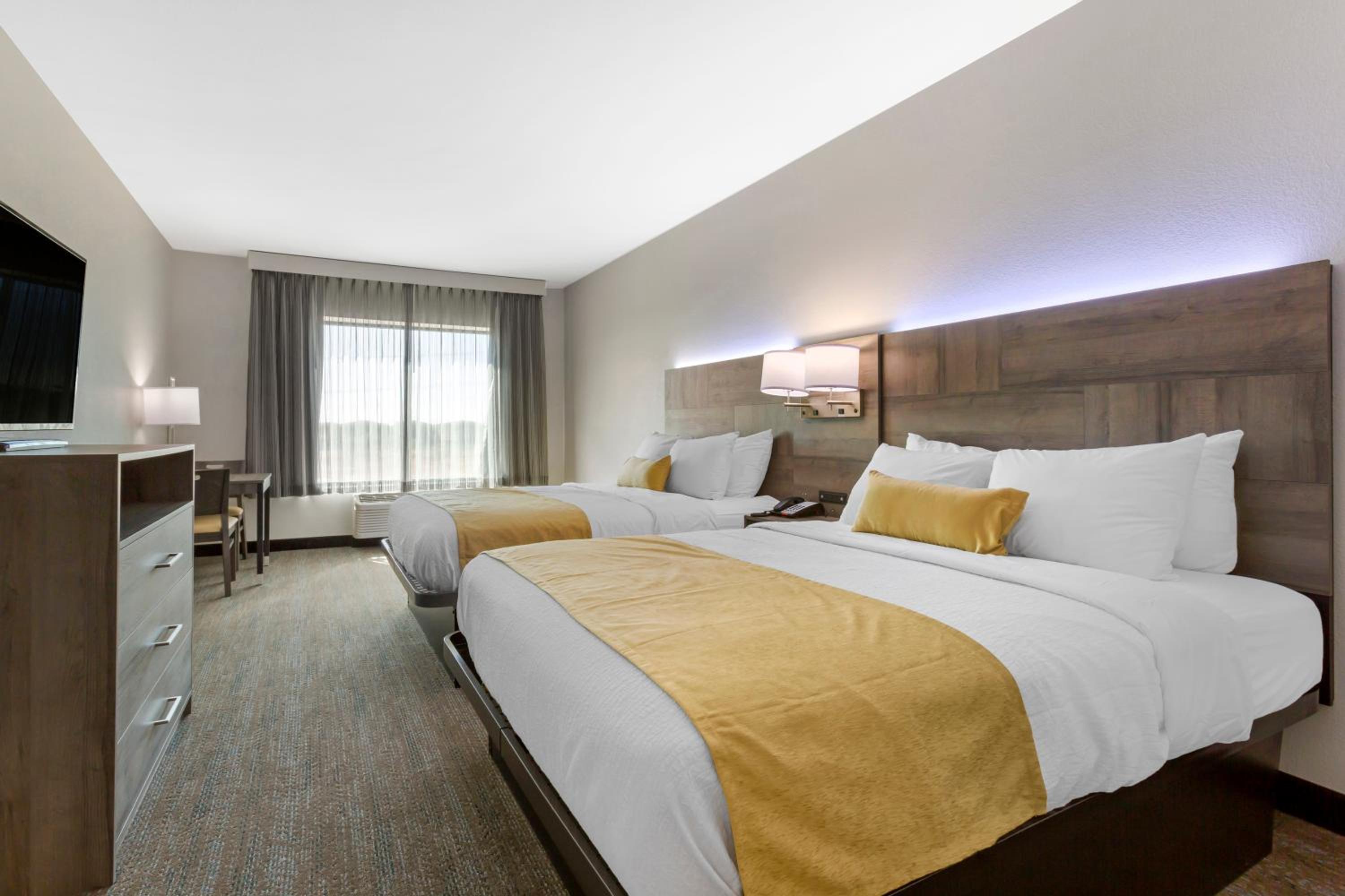 Queen Room with Two Queen Beds - Non-Smoking - Photo 4